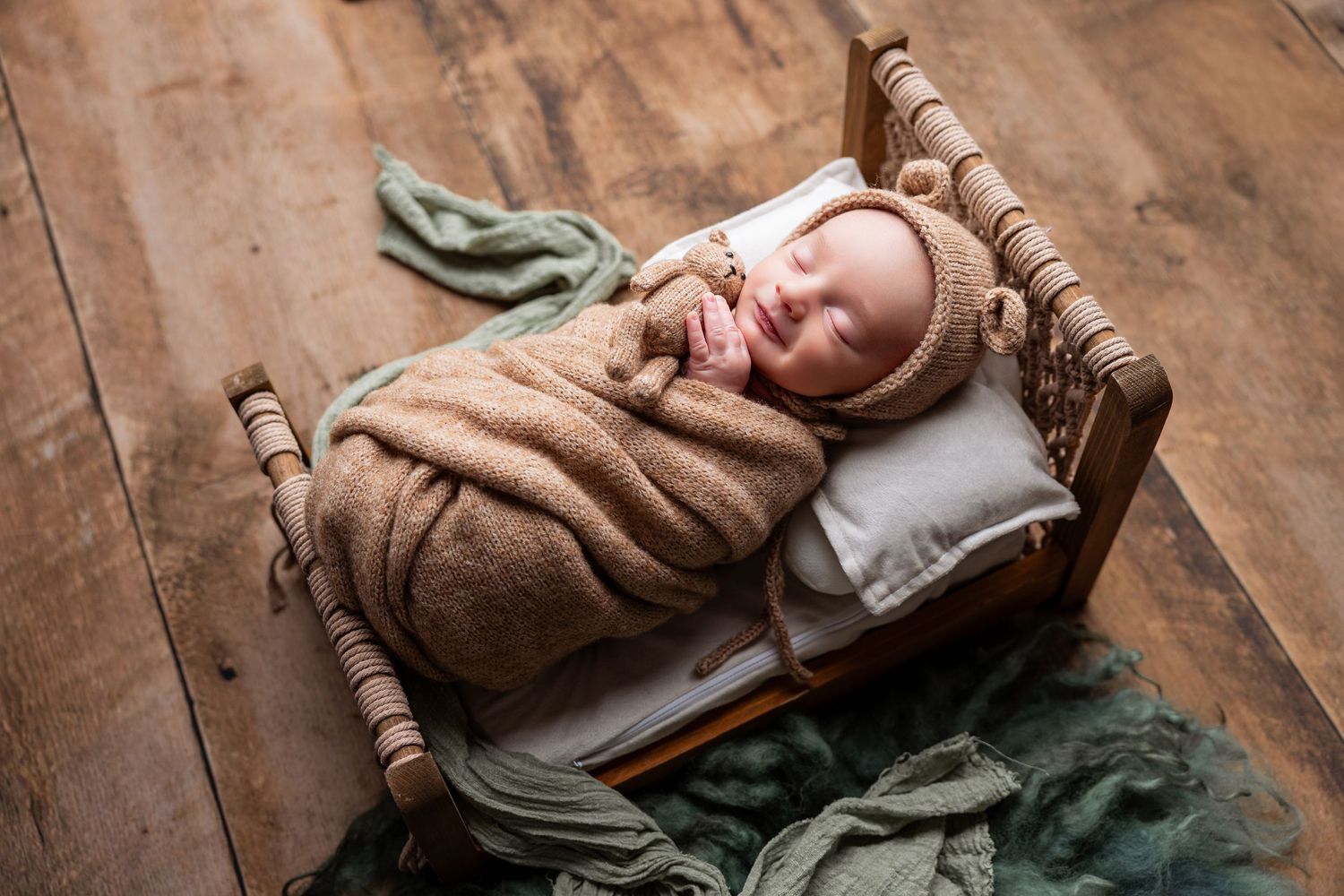 Newborn photographer travel in home session