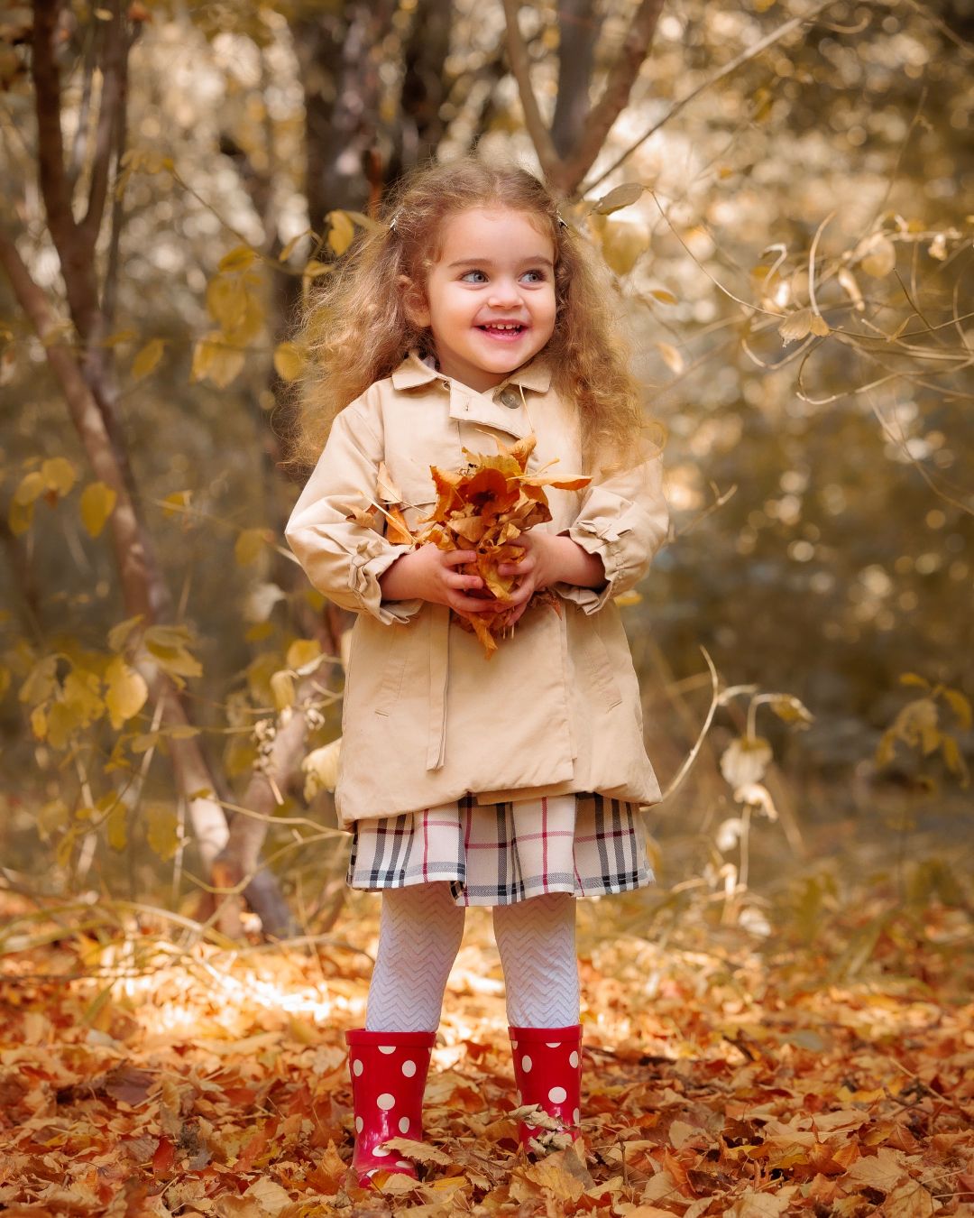 Beatuful blond baby girl ,autumn, park, leaves