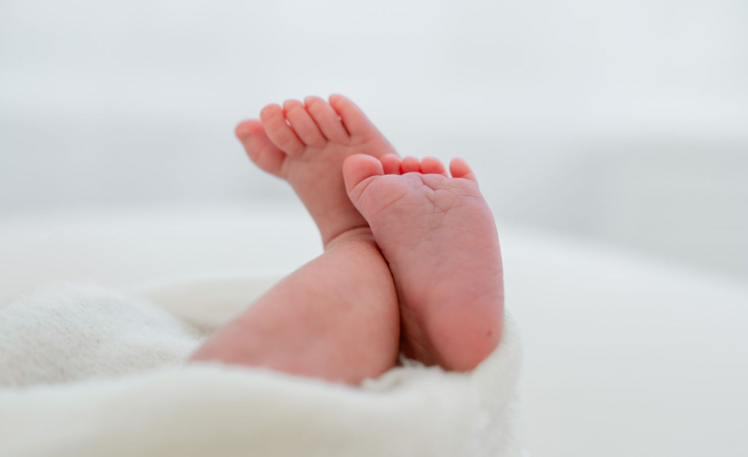 Katy TX newborn detail close up of feet.