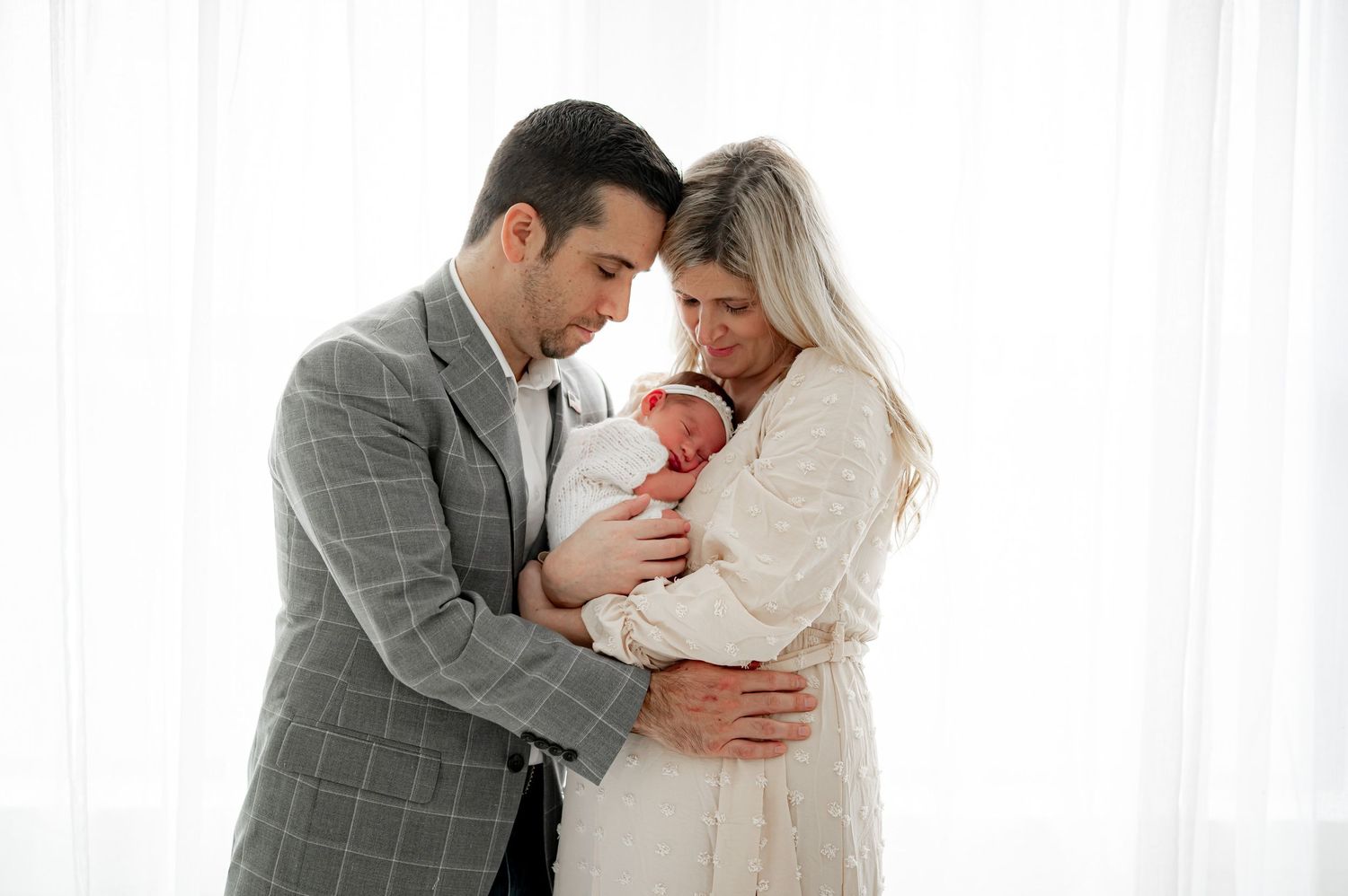 Parents snuggle their newborn during Katy Tx newborn session