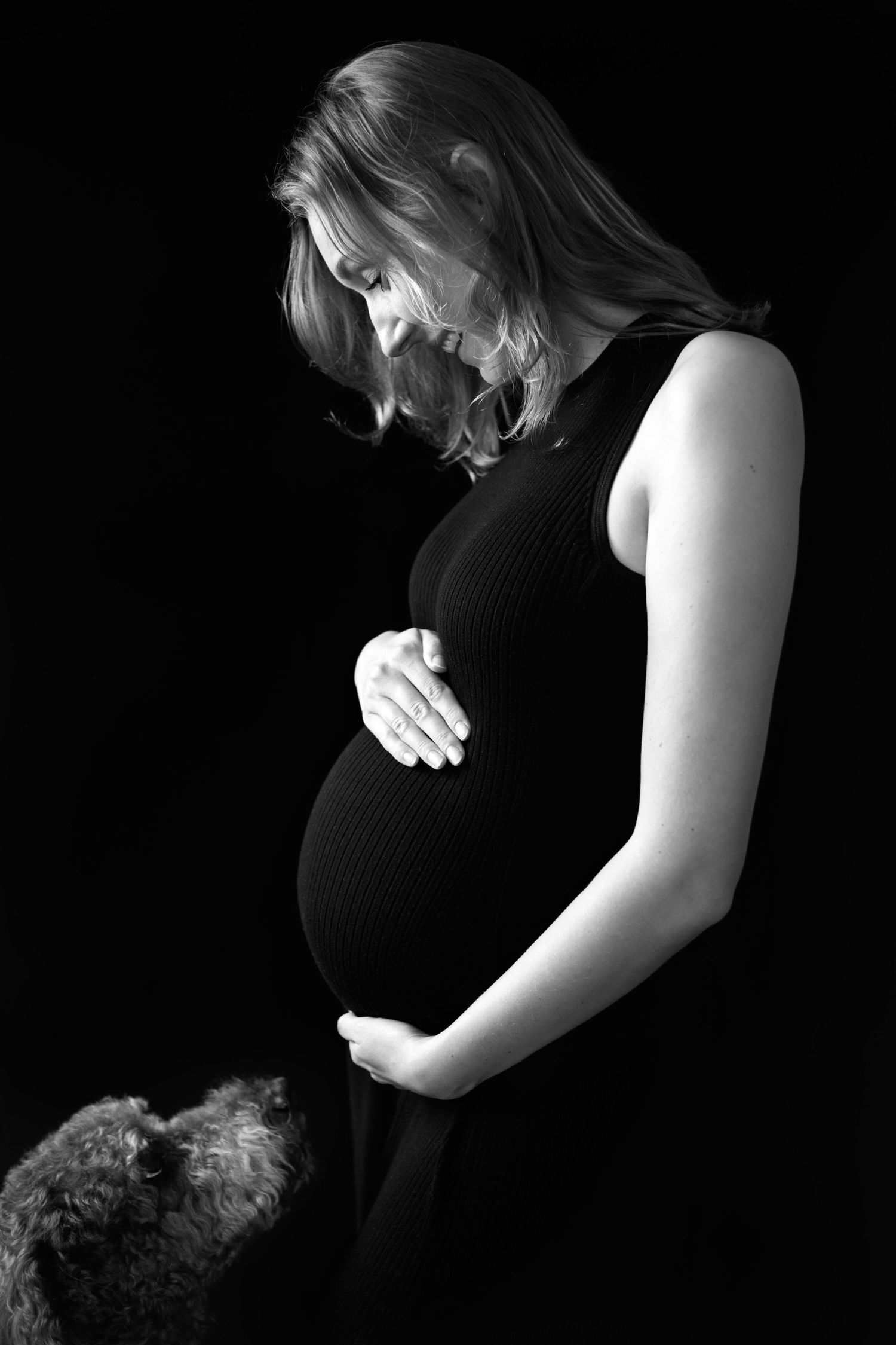 Dramatic black and white maternity portraits showing pregnancy silhouette.
