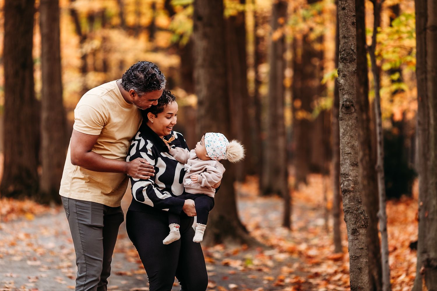 Une famille profite de moments de jeu ensemble dans un décor forestier automnal près de Montréal.