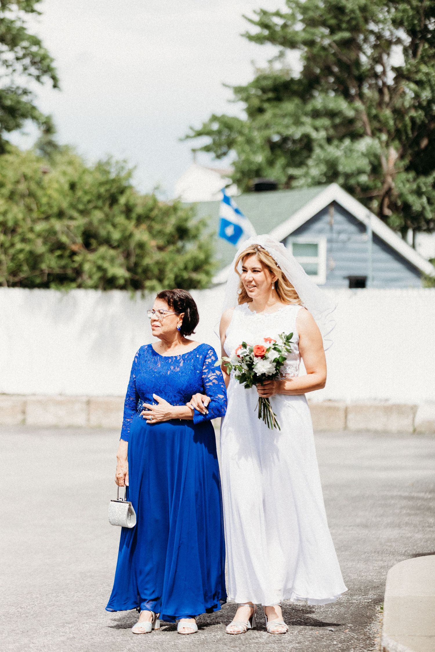 Moment de joie entre la mariée et sa mère avant la cérémonie de mariage.