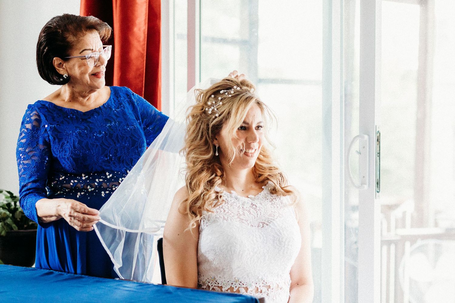 Mère de la mariée l'aide a se preparer le jour du mariage.