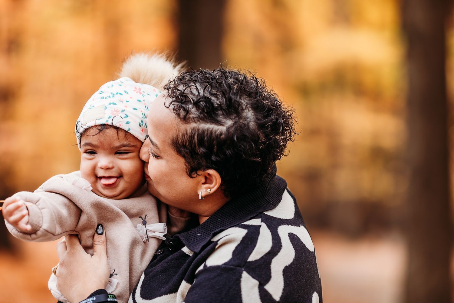 Maman et fille en extérieur, ambiance douce et naturelle prêt de Montréal