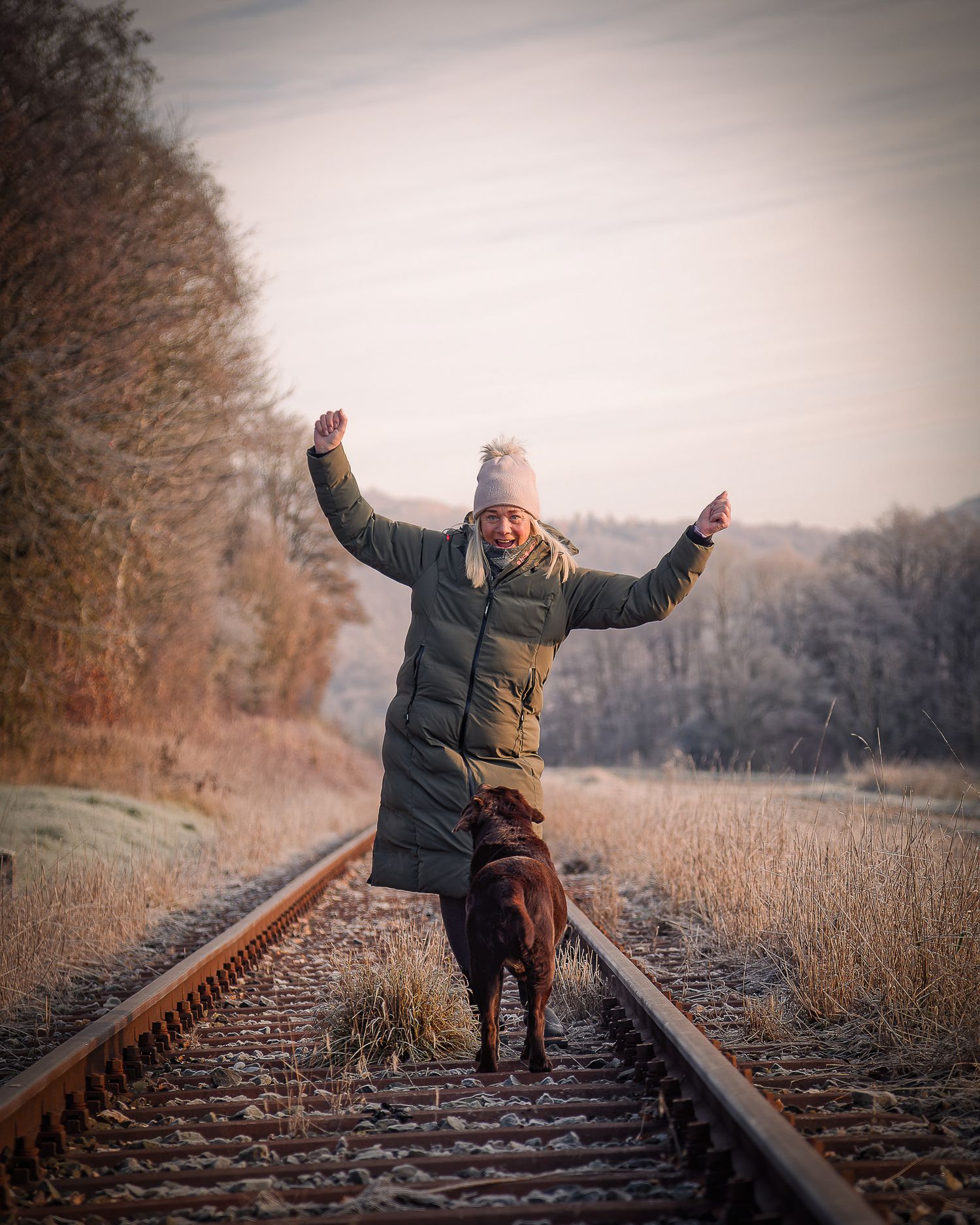 Eine Winterszene auf Bahngleisen in Gasseldorf Richtung Streitberg - Behringersmühle mit einem Hund und seinem Frauchen.