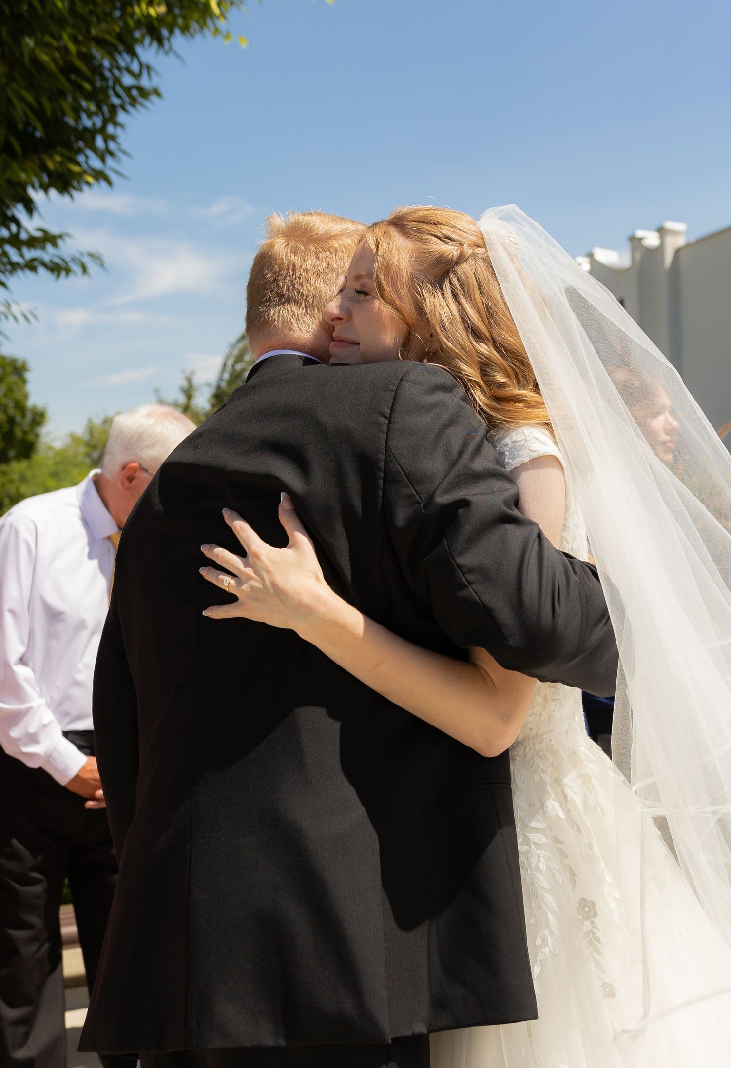 A bride hugging her dad