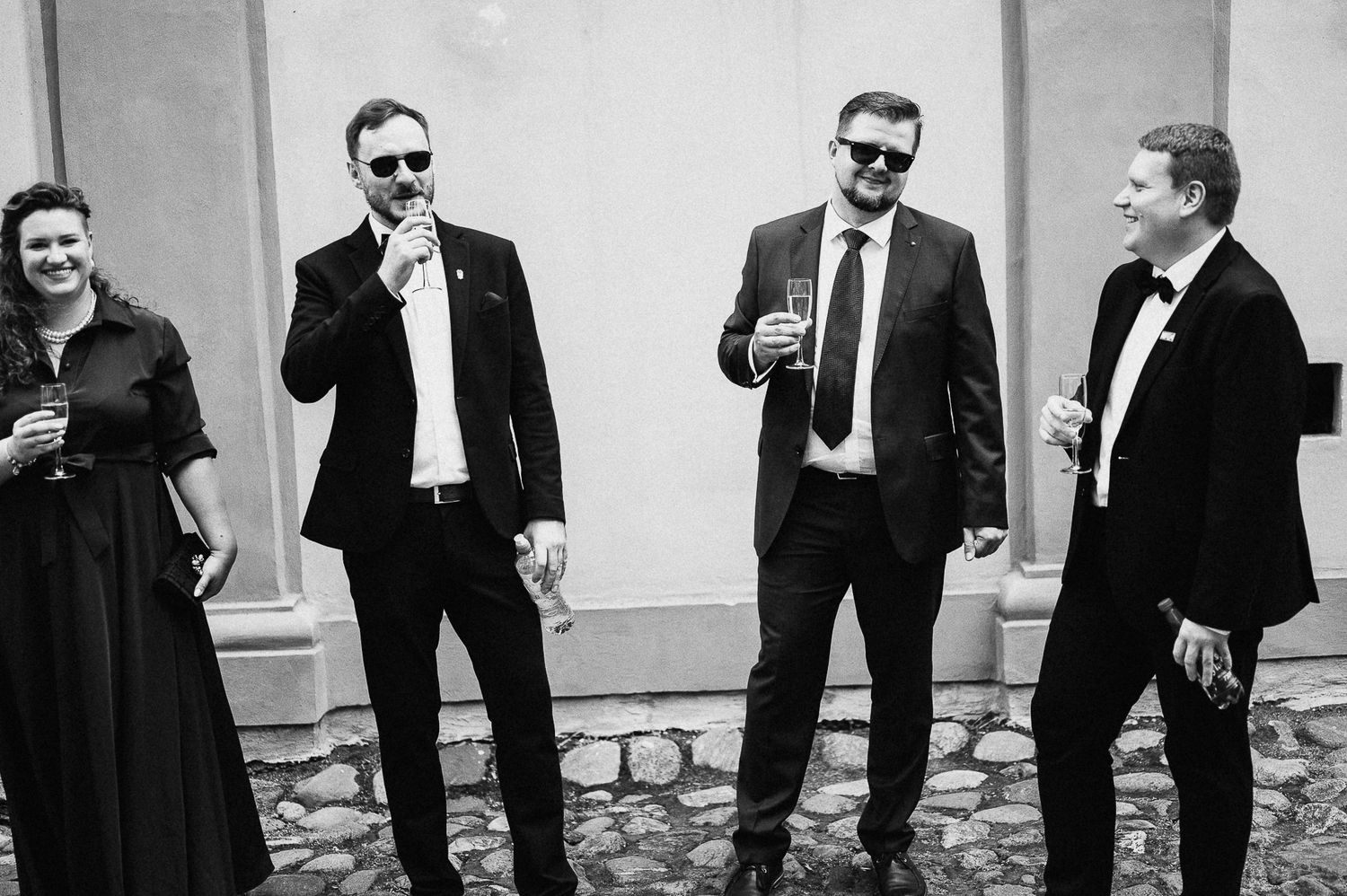 Vestuvių svečiai bendrauja ir juokauja prieš šventę