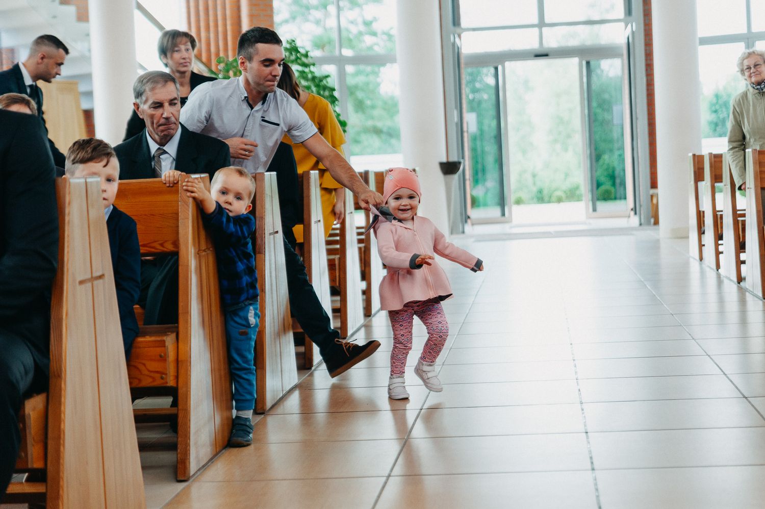 Vaikai bėga bažnyčios taku prieš ceremoniją