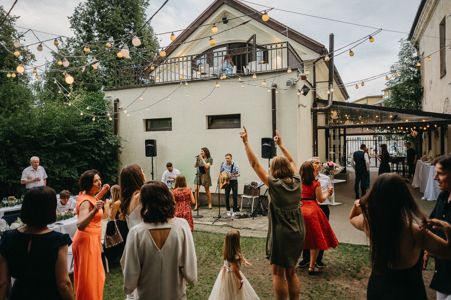 Vestuvių svečiai šoka vakarinės šventės metu