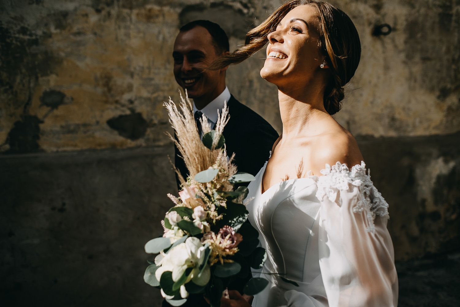 Nuotaka ir jaunikis eina saulės apšviesta gatve