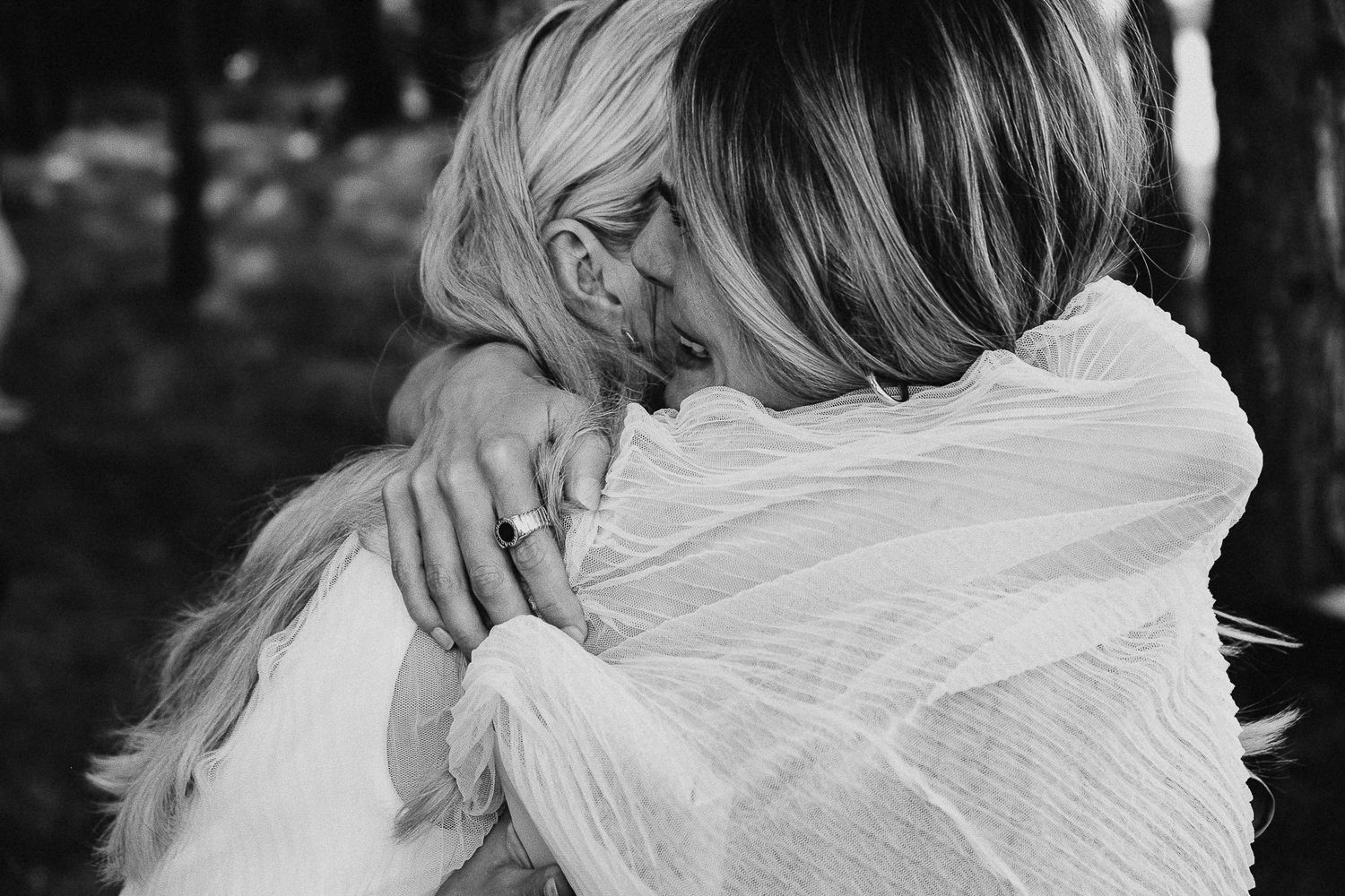 Emocingas apsikabinimas tarp artimųjų vestuvių dieną – dokumentinė vestuvių fotografija