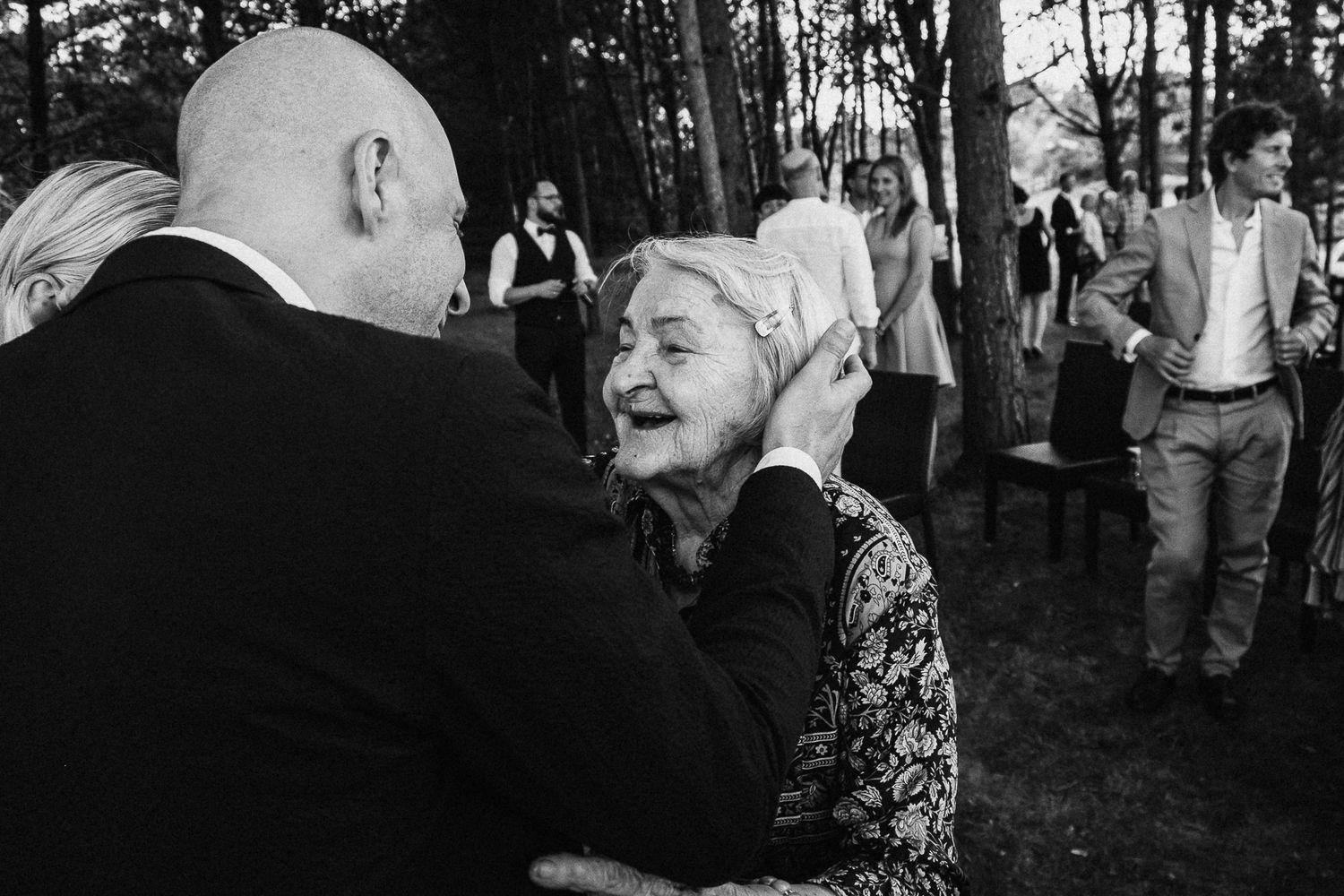 Jaunikis apkabina artimą žmogų vestuvių dieną
