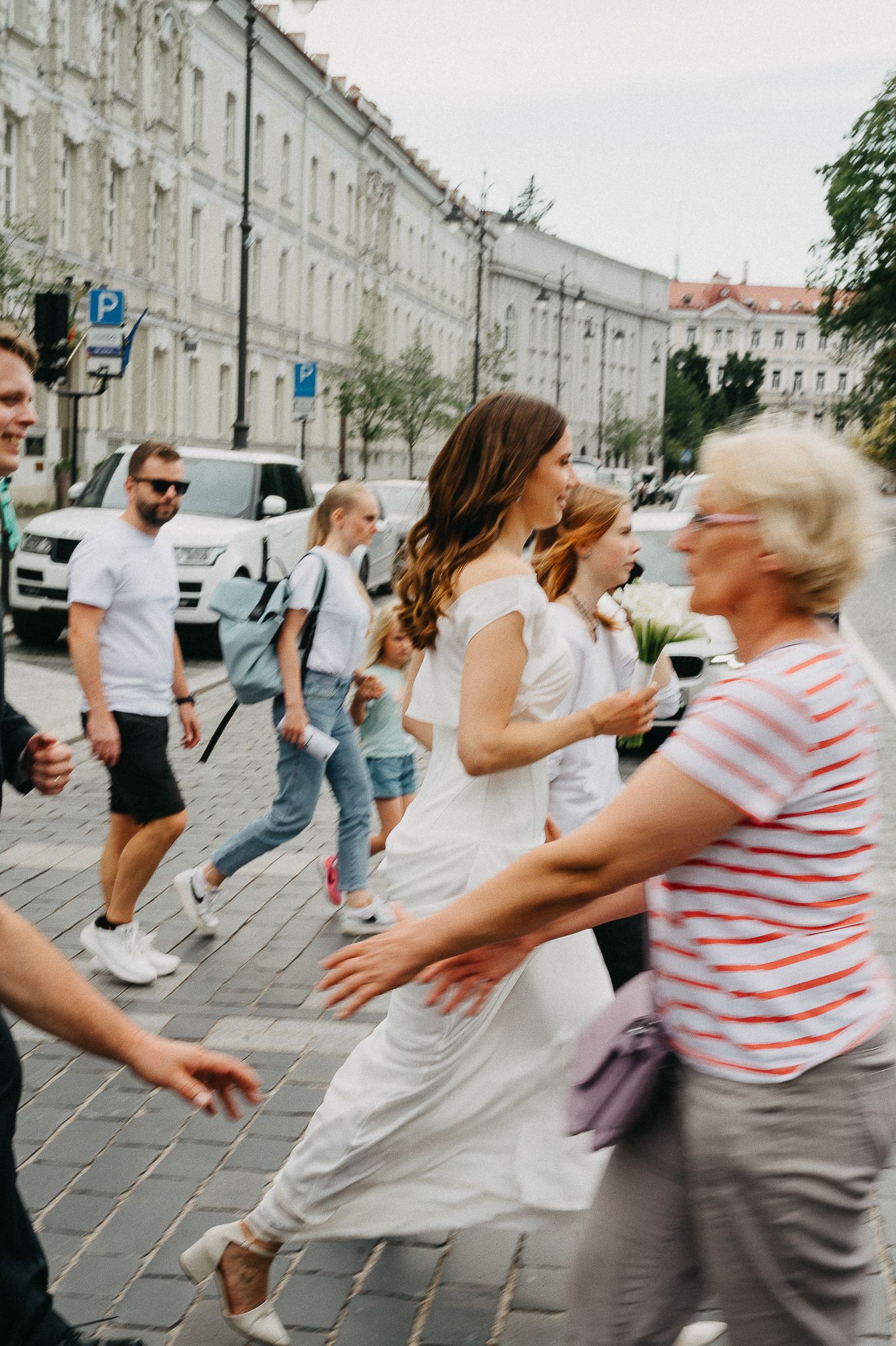 Nuotaka bėga miesto gatvėje