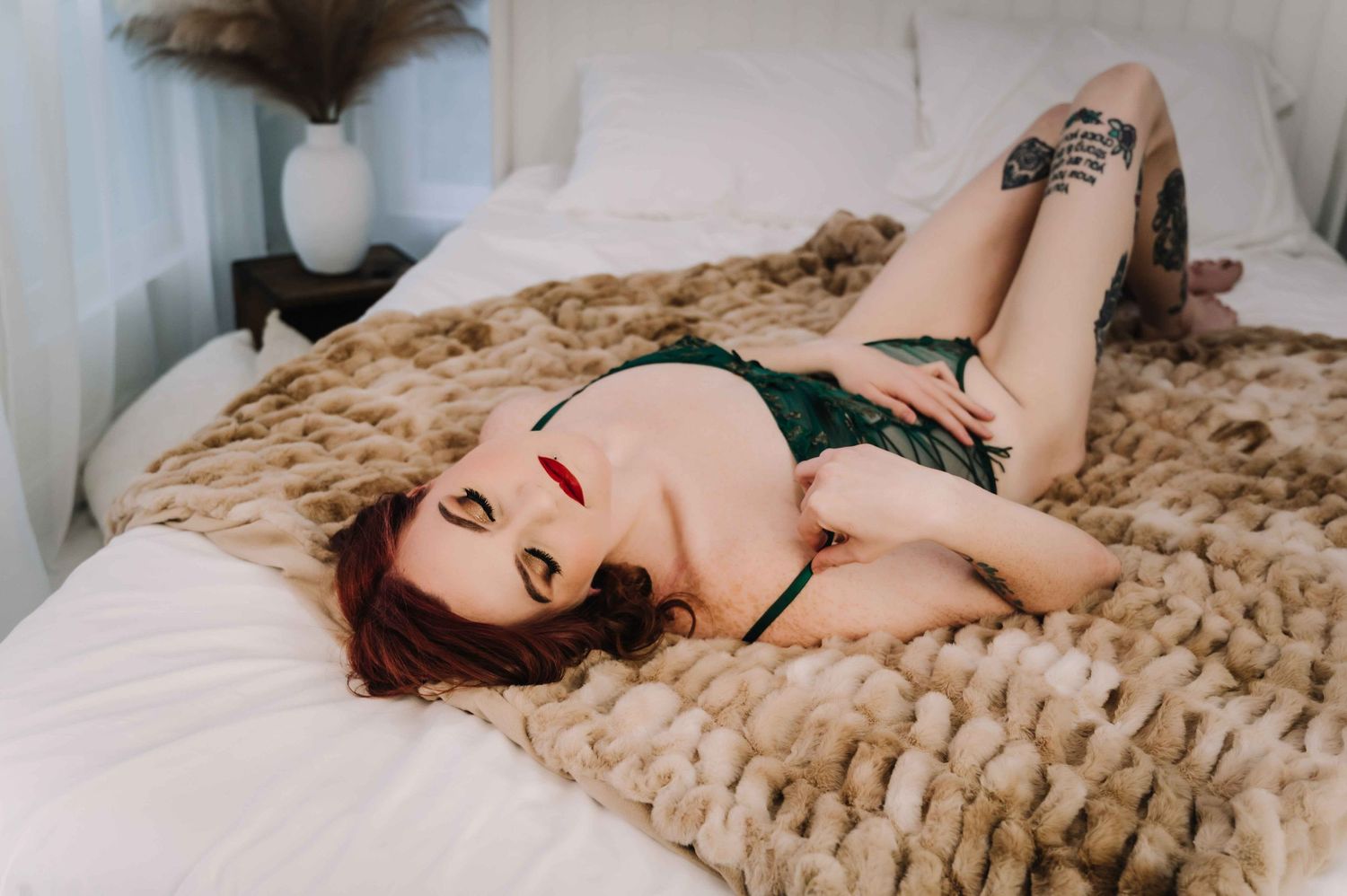 Boudoir portrait – woman in green lingerie, bold lipstick, elegant and sensual pose.