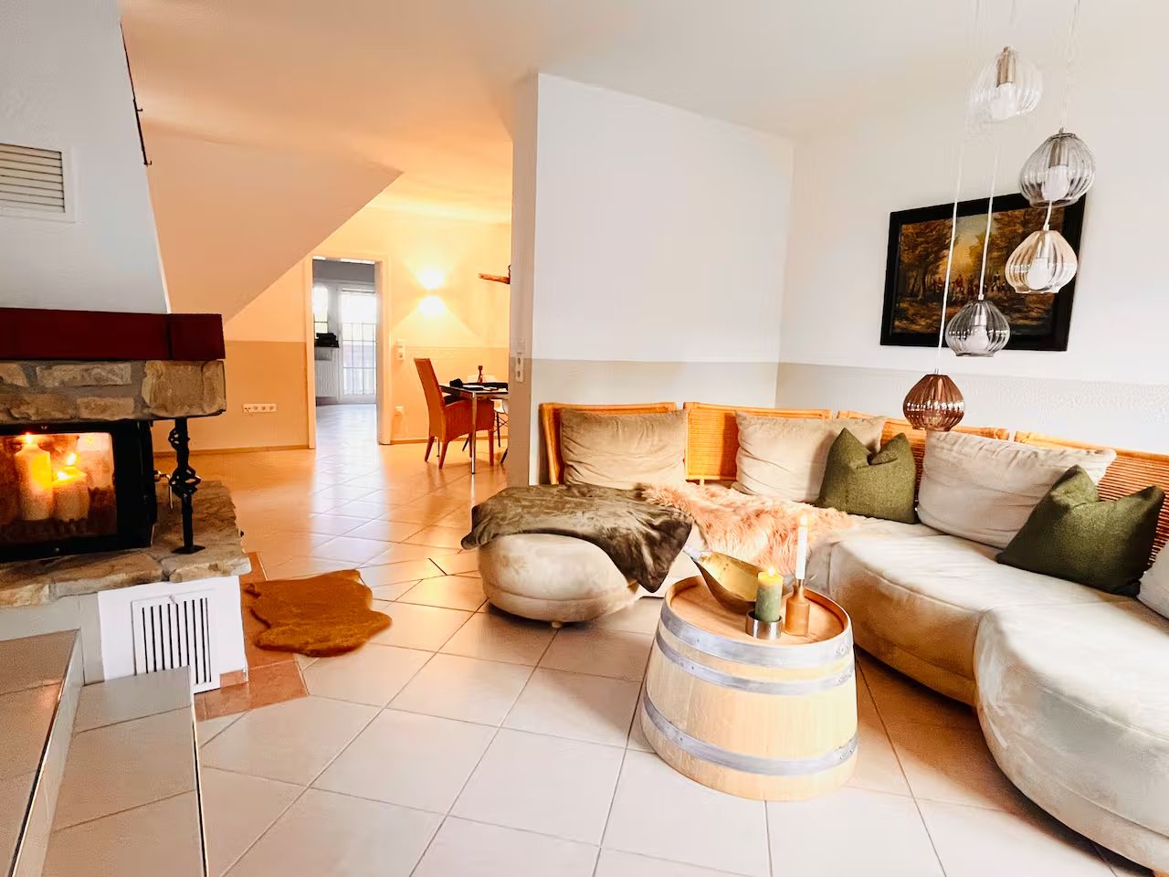 Großes Wohnzimmer und Esszimmer mit Holzofen in einem schönen Ambiente