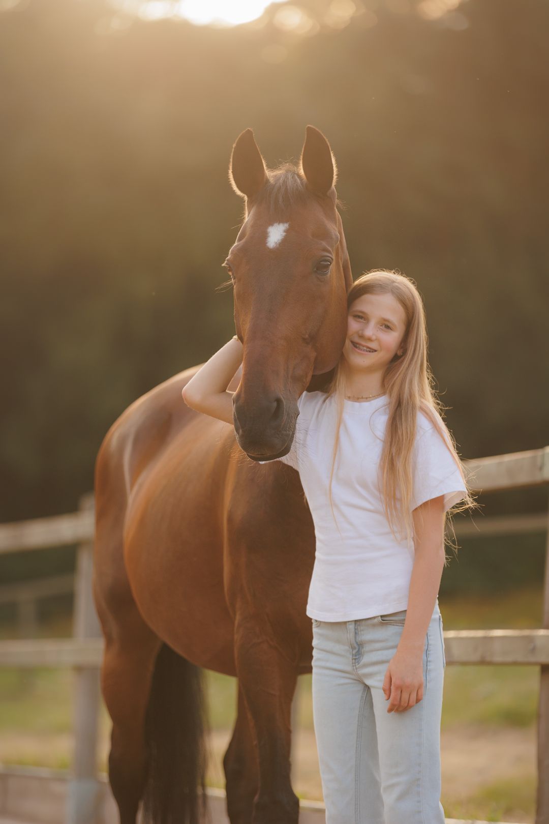 Bruin paard en eigenaar samen in de natuur