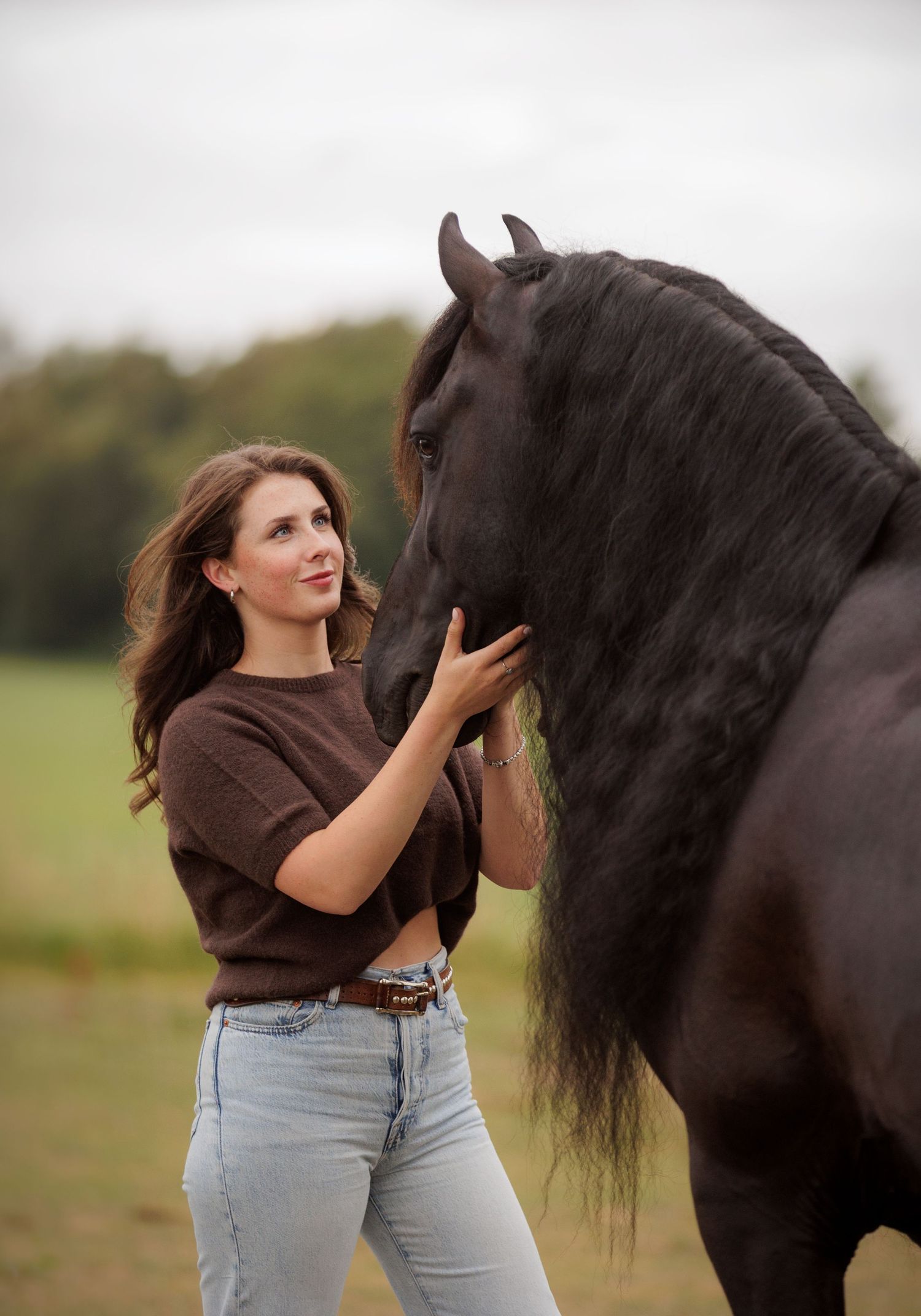 Fries paard en eigenaar tijdens een paardenfotoshoot in Twente