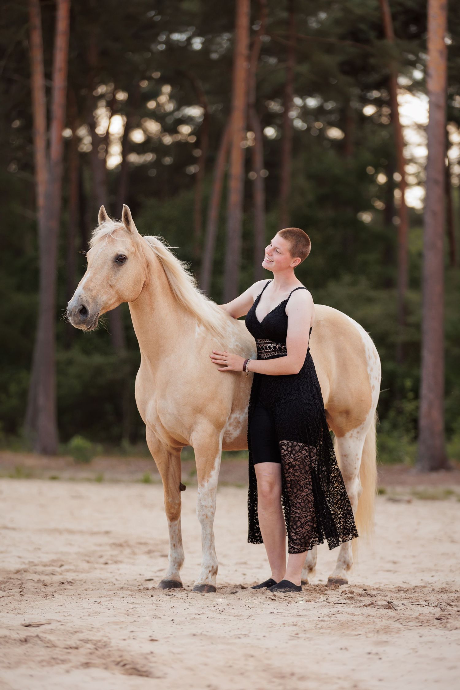 Paard en eigenaar tijdens een ontspannen fotoshoot in Twente