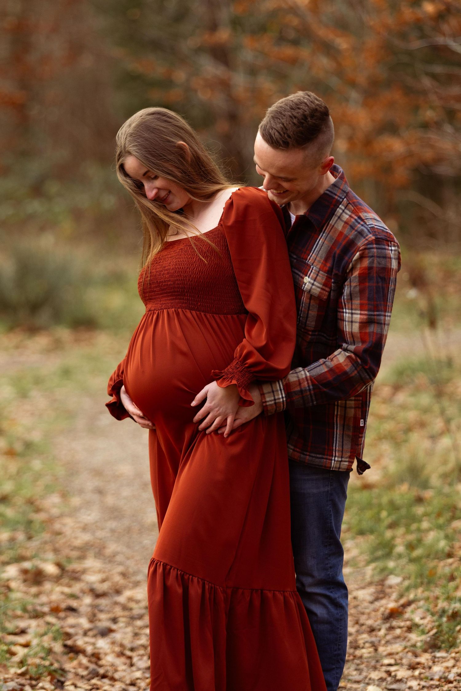 Udendørs gravidfotografering med bløde, naturlige farver