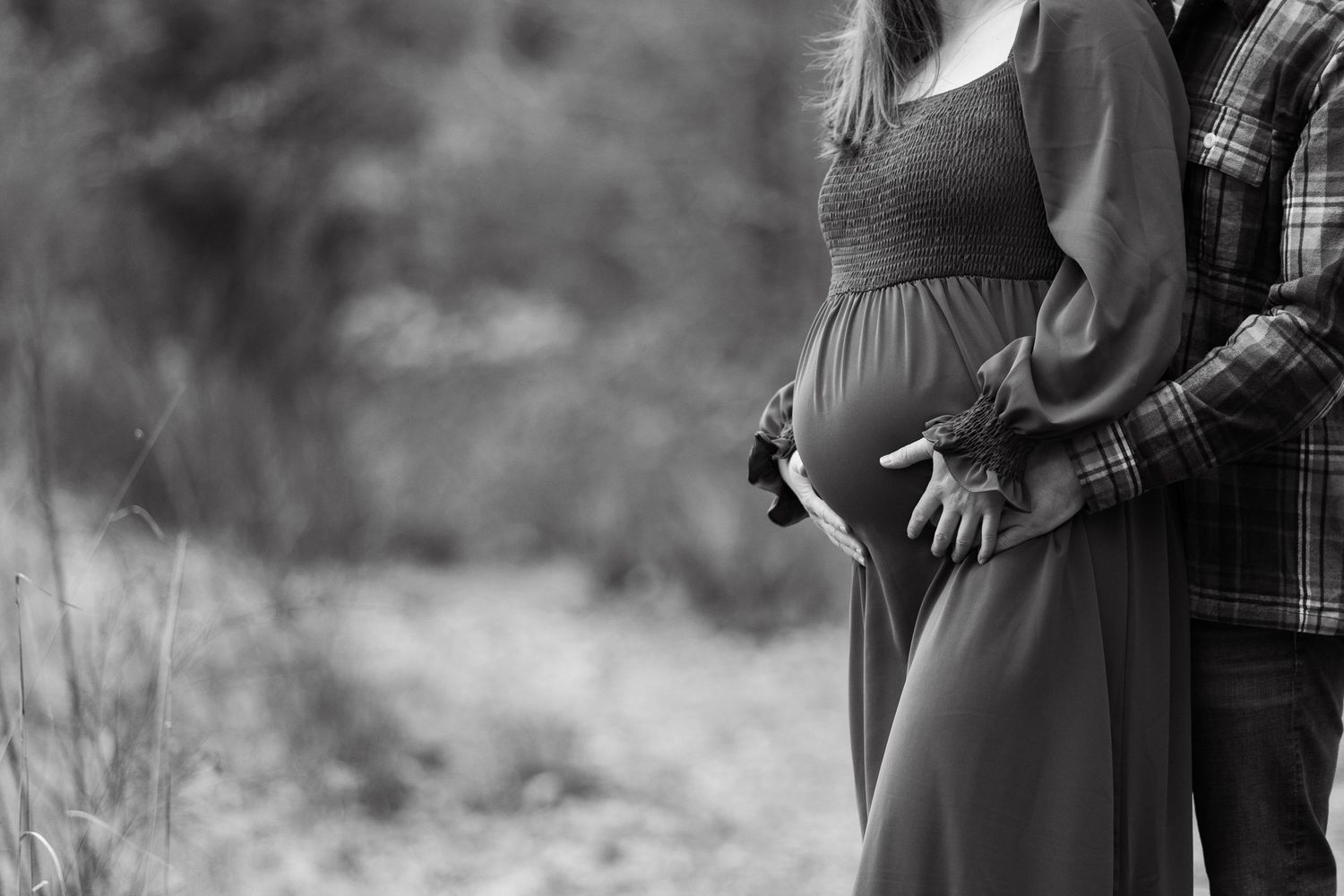 Udendørs gravidfotografering med bløde, naturlige farver
