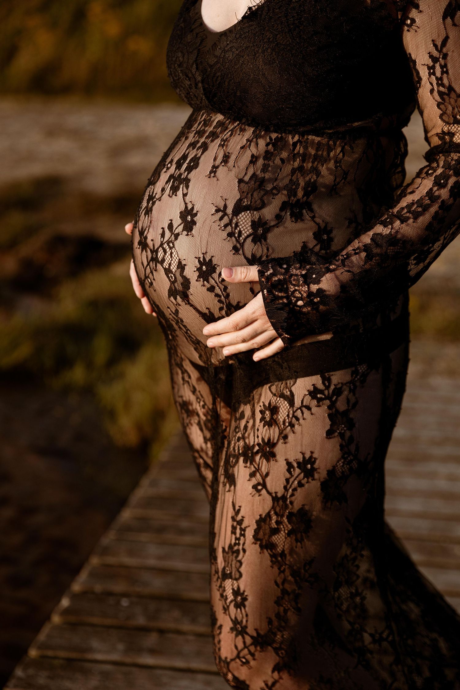 Udendørs gravidfotografering med bløde, naturlige farver