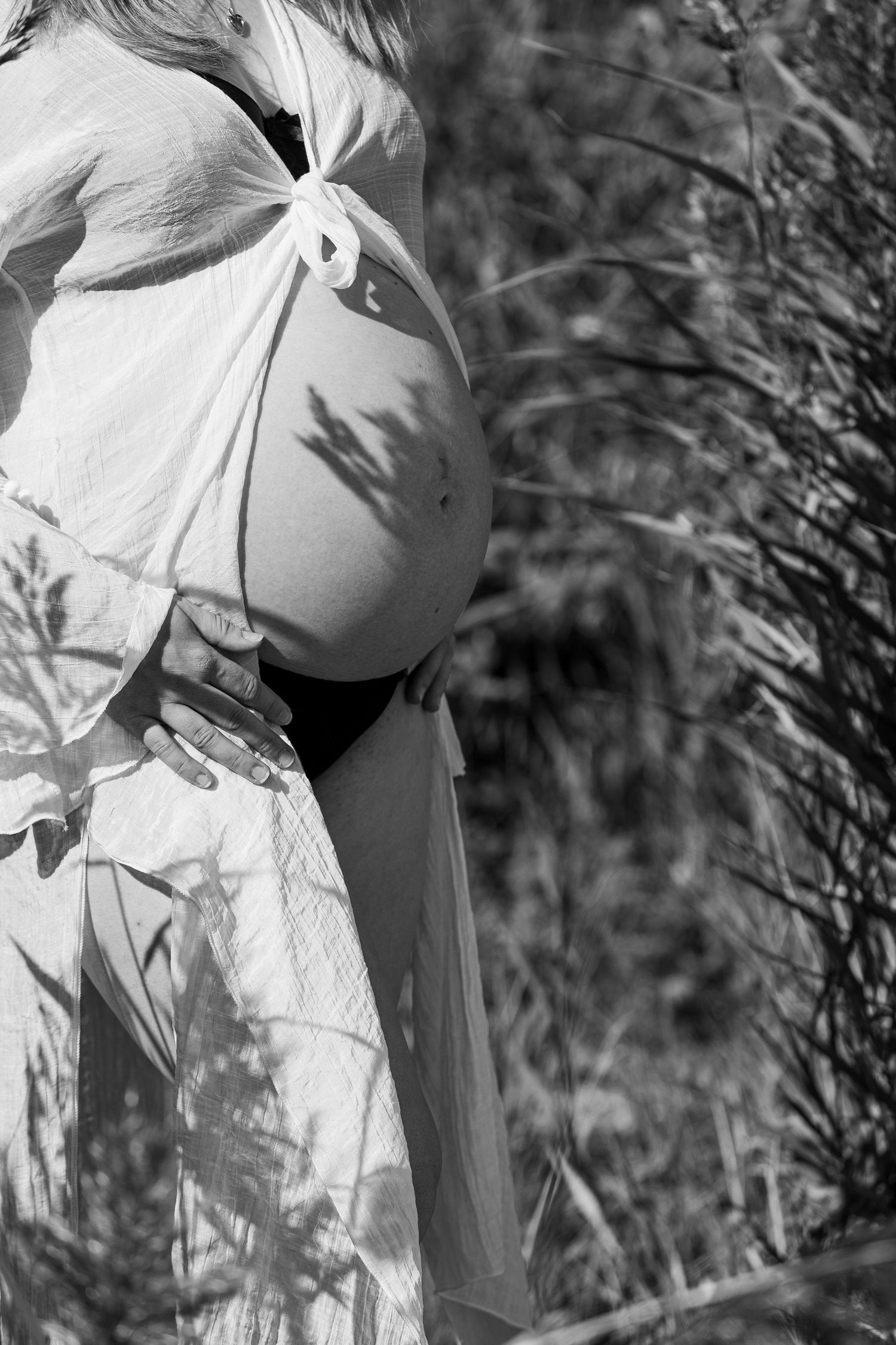 Udendørs gravidfotografering med bløde, naturlige farver