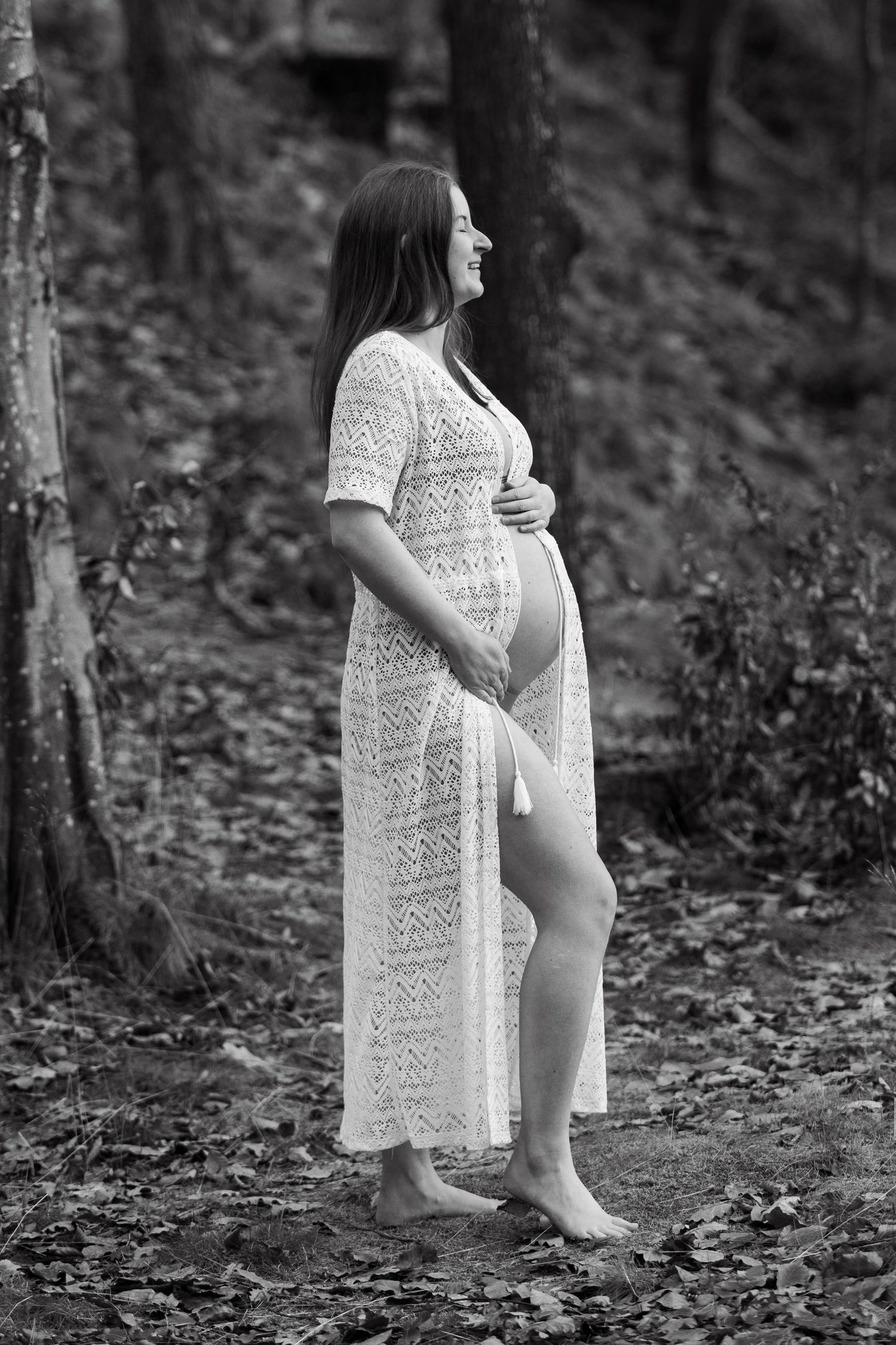 Udendørs gravidfotografering med bløde, naturlige farver