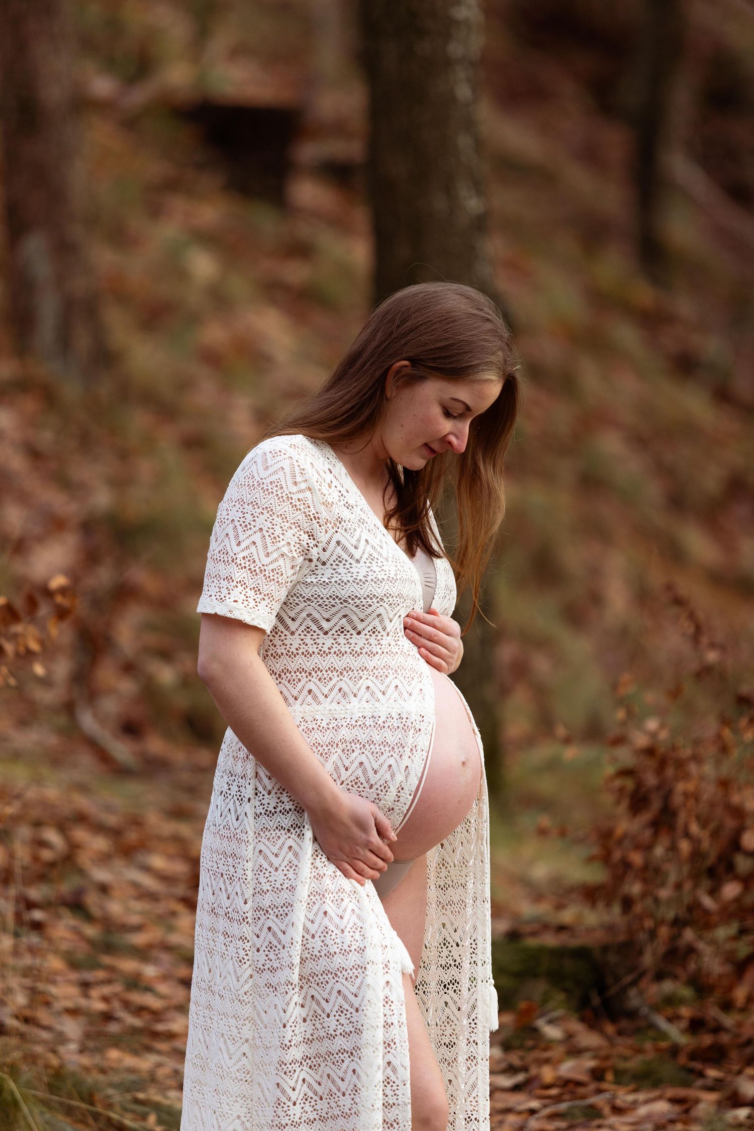 Udendørs gravidfotografering med bløde, naturlige farver