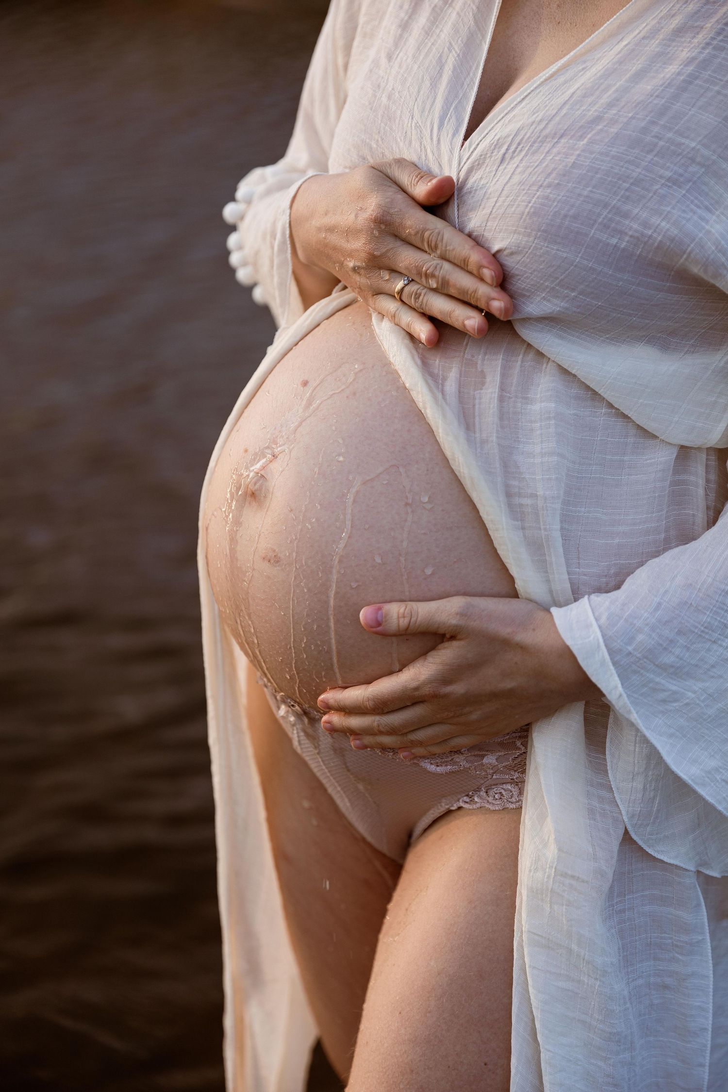 Udendørs gravidfotografering med bløde, naturlige farver