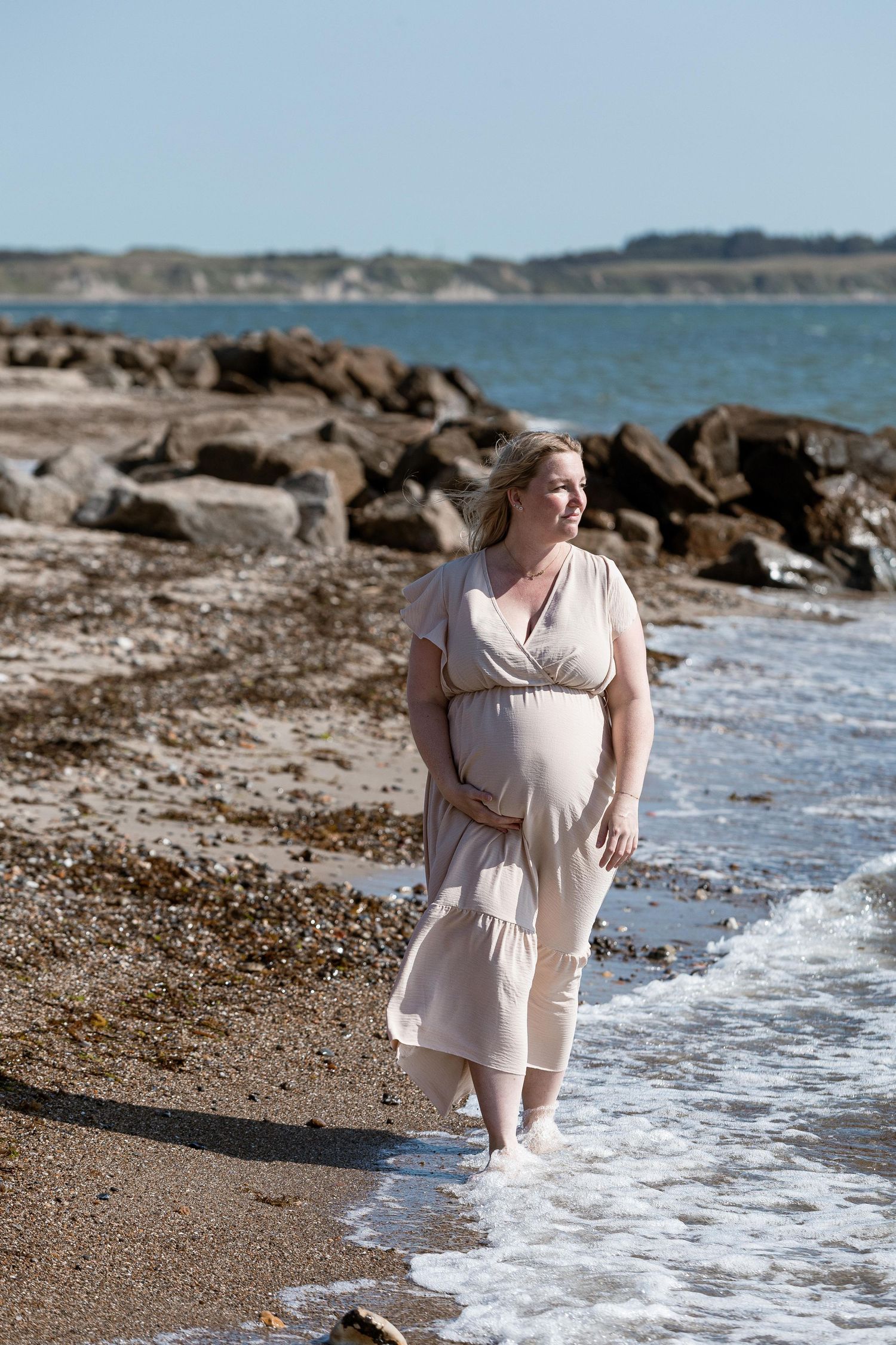 Udendørs gravidfotografering med bløde, naturlige farver