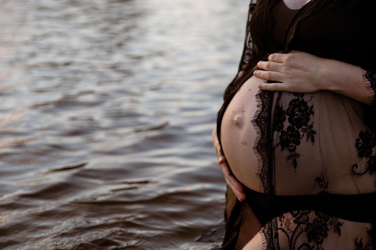 Udendørs gravidfotografering med bløde, naturlige farver