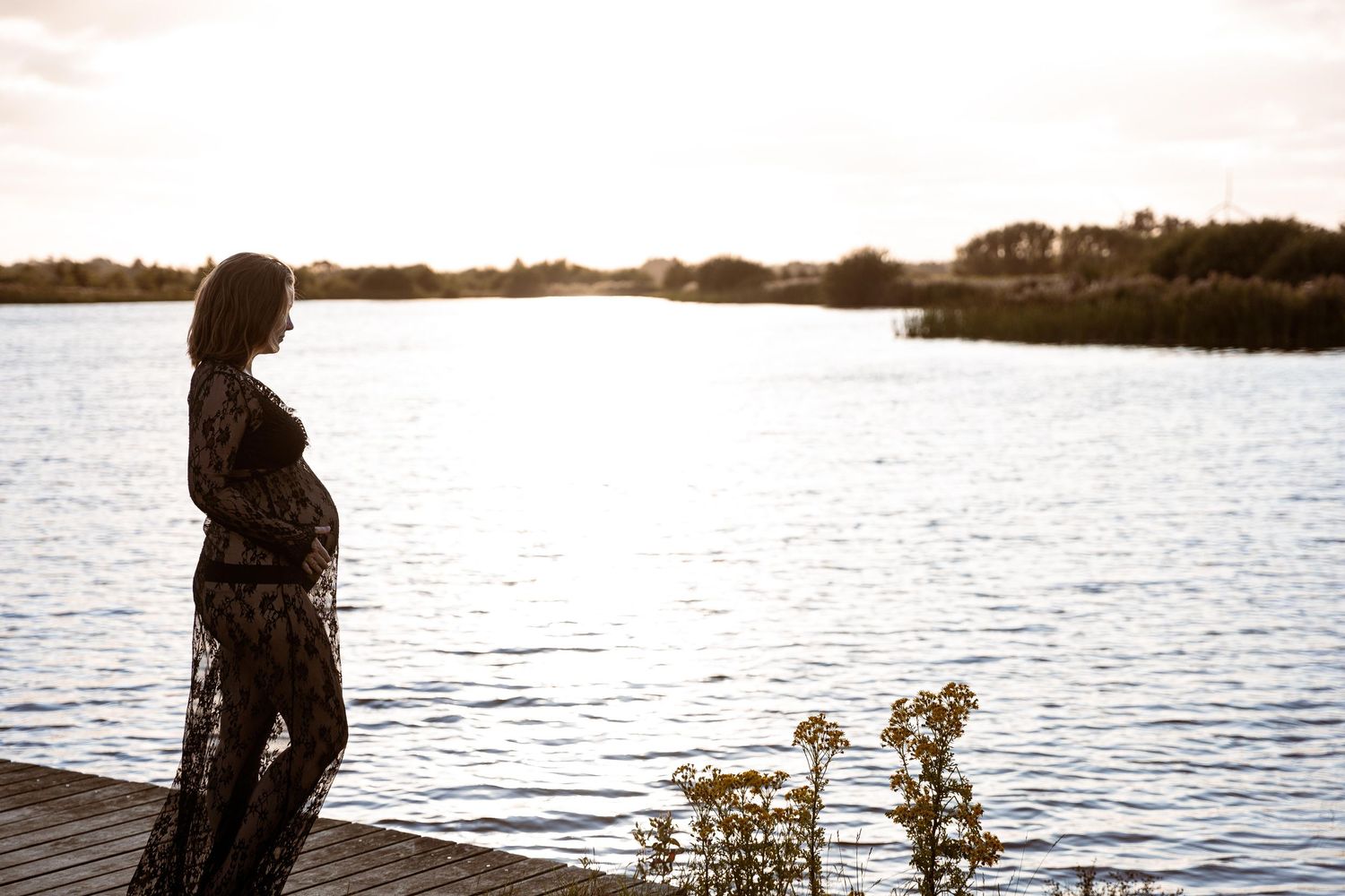 Udendørs gravidfotografering med bløde, naturlige farver