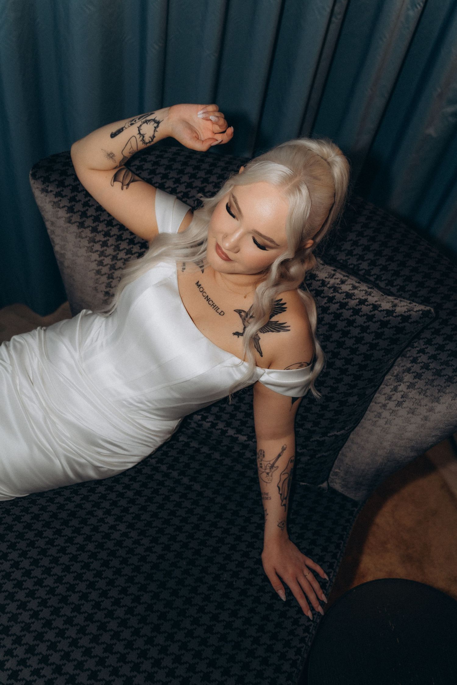 Morsian lepää sohvalla hääaamuna sisätiloissa hotellissa.