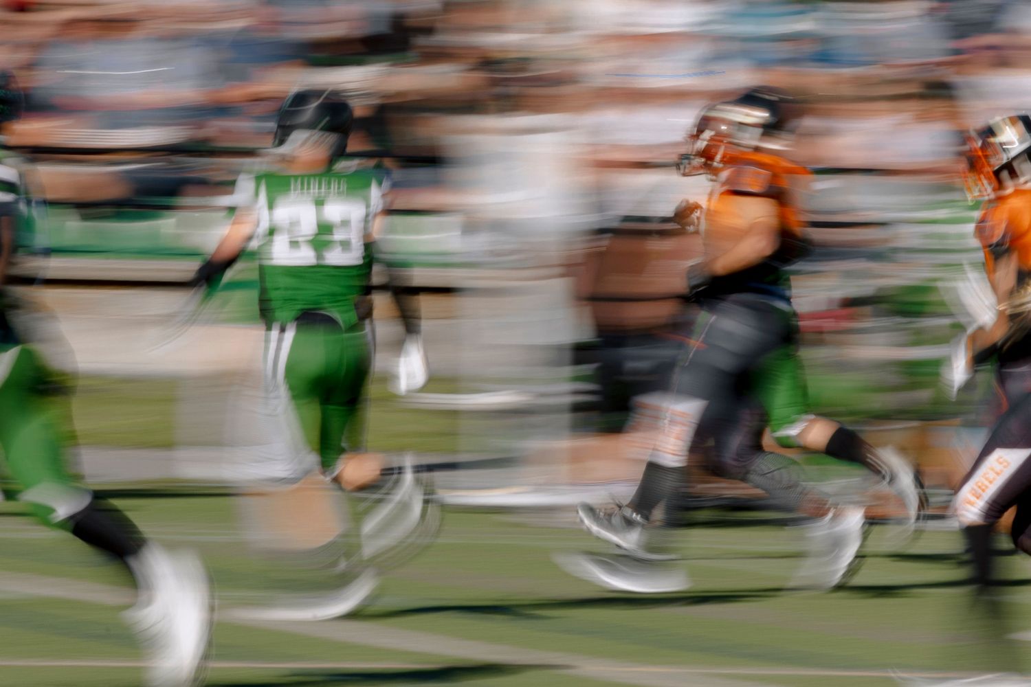 Bewegungsunschärfe bei einem American Football Sportevent.