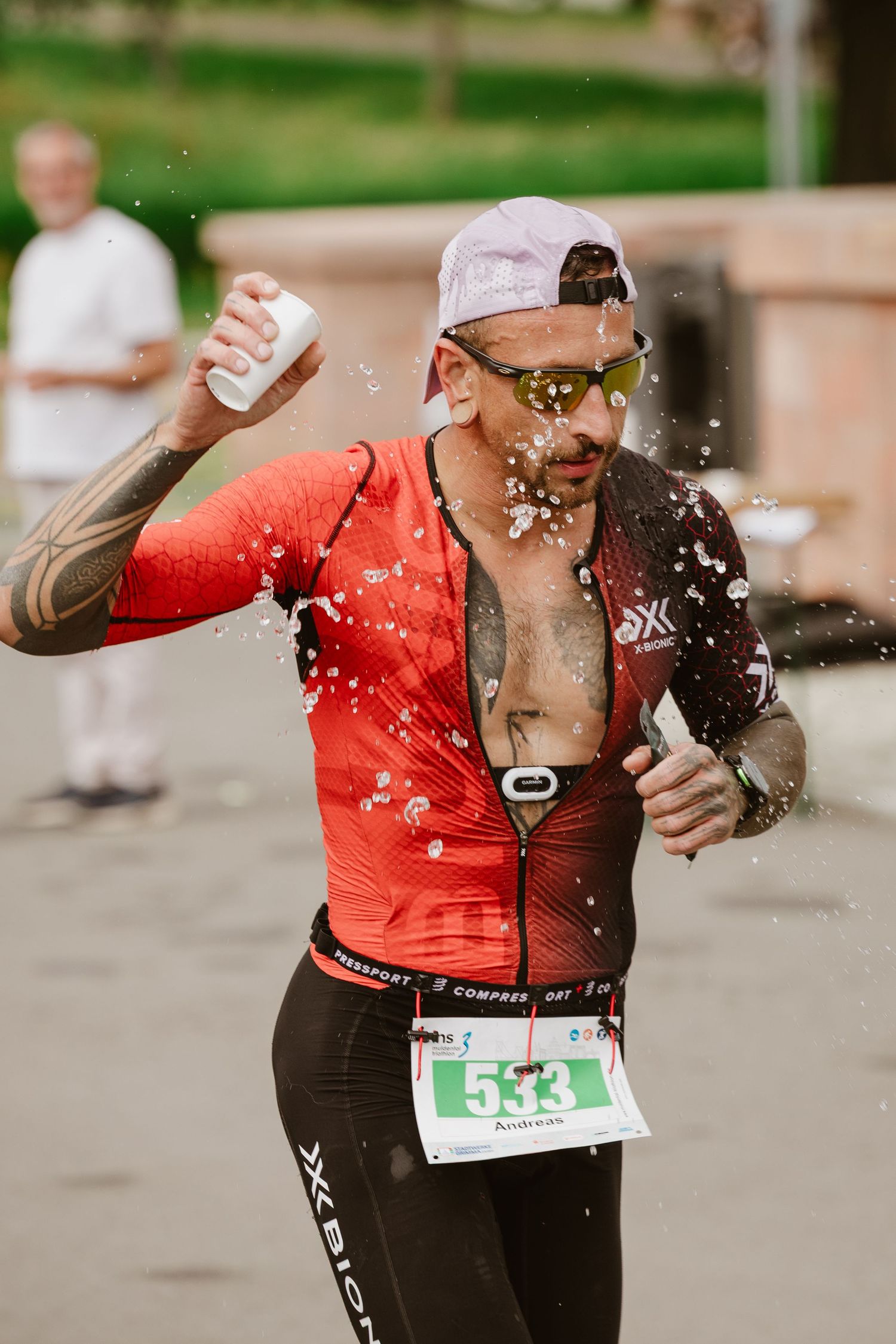 Triathlet läuft in Wettkampfbekleidung auf einer Straße.