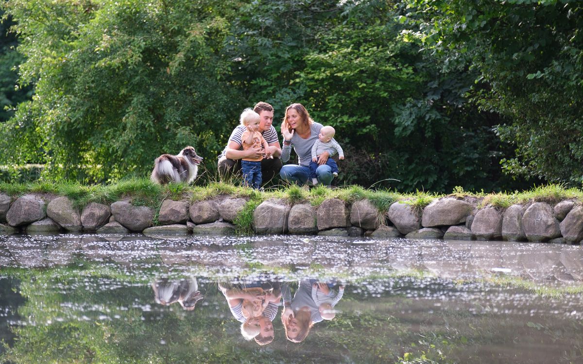 Familie glæde med fotograf i Bernstorff parken, Gentofte.
#familietid #fotograf #børnefoto #minder #samvær #stemningsfoto #legende børn