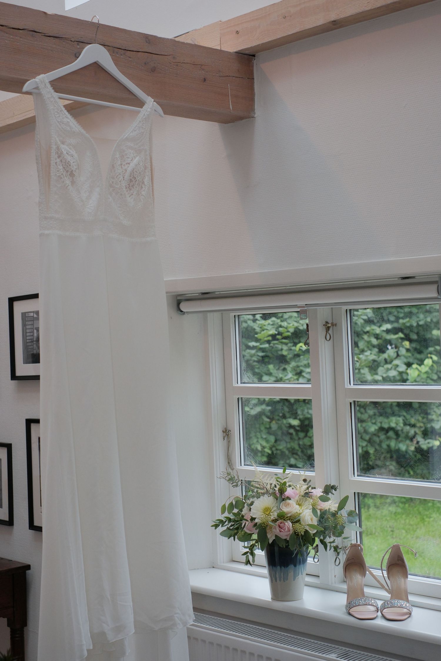 Bryllup kjole, buket og sko
#bryllupfotograf #detaljer #desmåforskelle