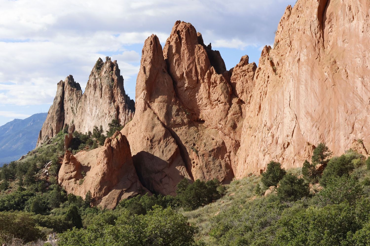 Stunning red rock formations and mountain landscape photography by Haug & Bees Media, capturing the natural beauty of Garden of the Gods und