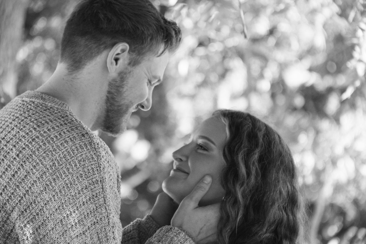 Intimate black and white lifestyle photography by Haug & Bees Media, capturing a tender moment between a couple during a professional portra