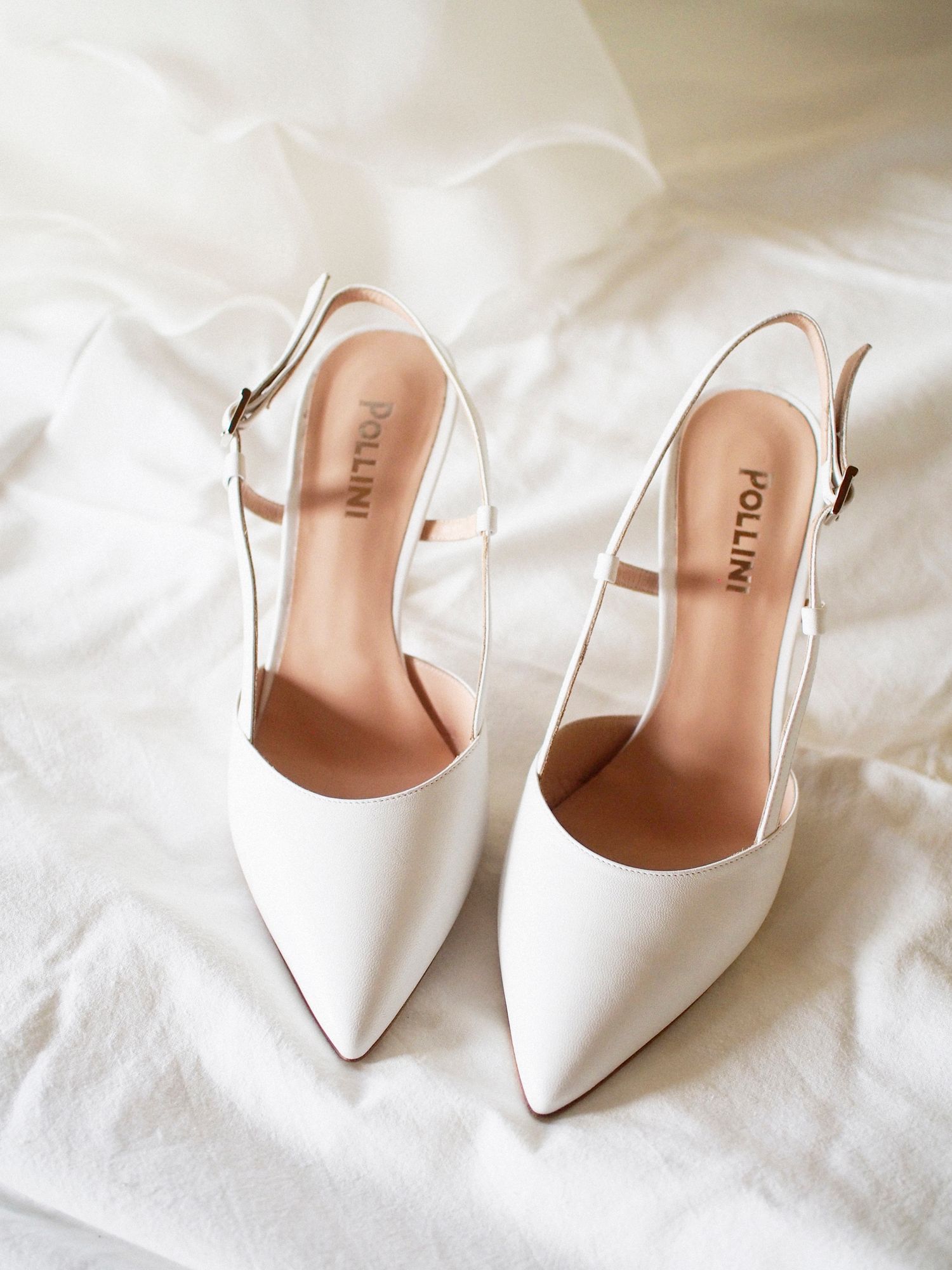dettaglio scarpe durante i preparativi sposa