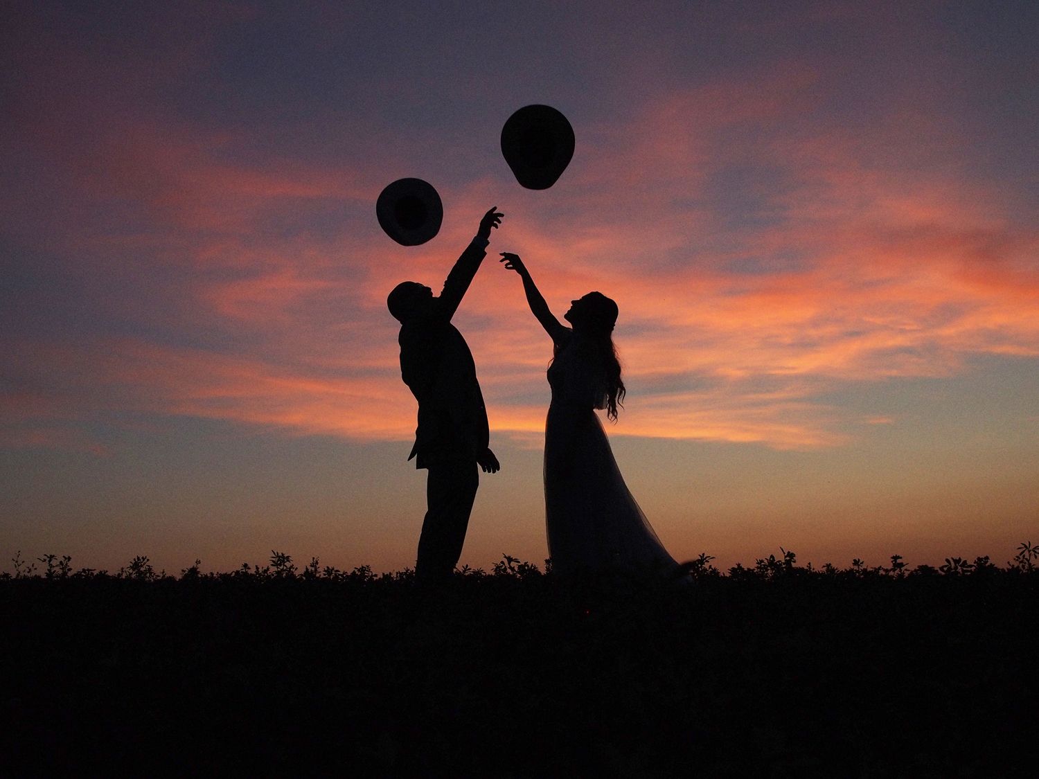 Ritratto degli sposi in shilouette in un tramonto in provincia di Piacenza, immortalato da Stefania Bosso / Weddingtelling