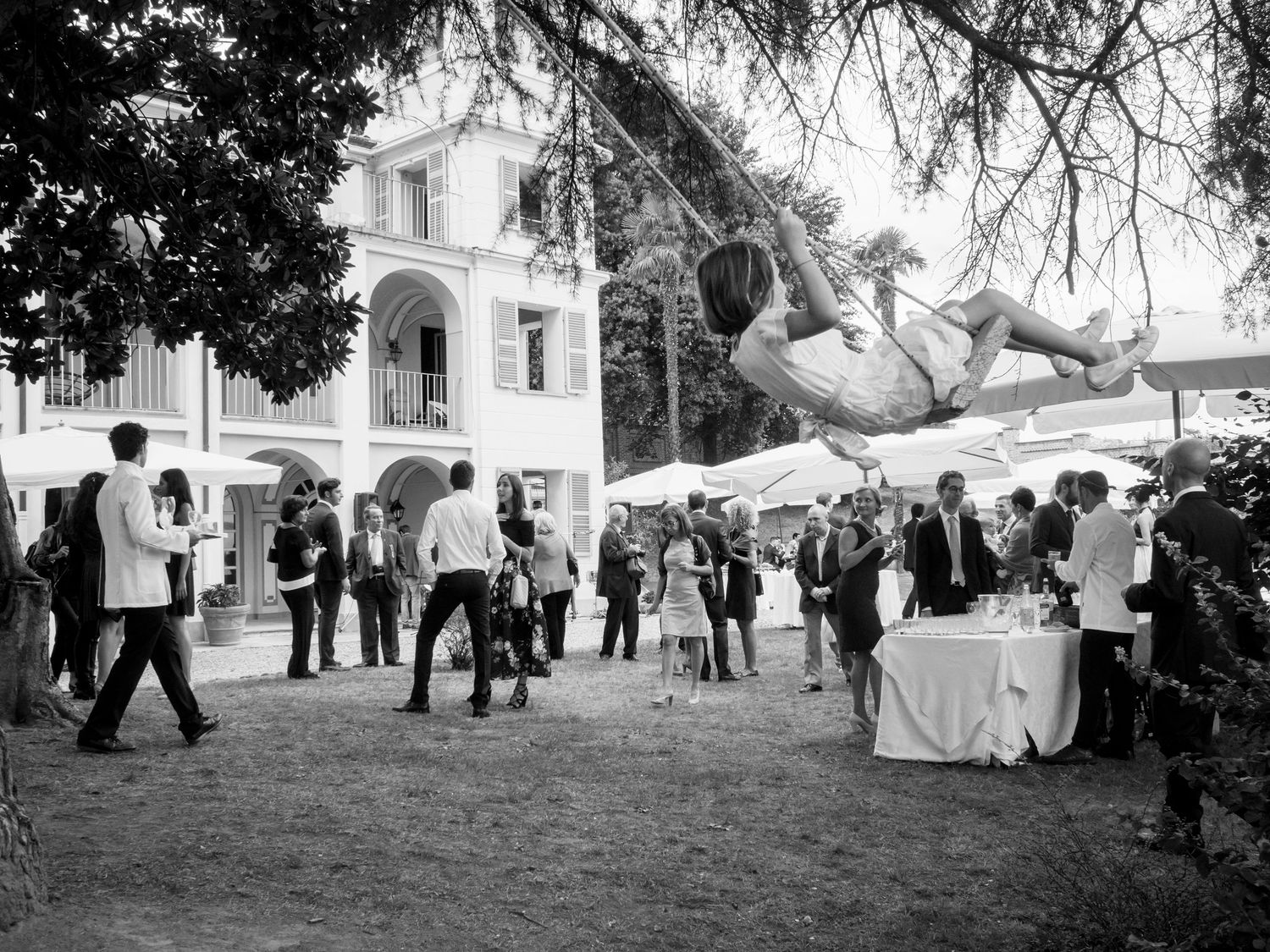 scorcio in bianco e nero durante l'aperitivo in un matrimonio scattato da Stefania Bosso di Weddingtelling