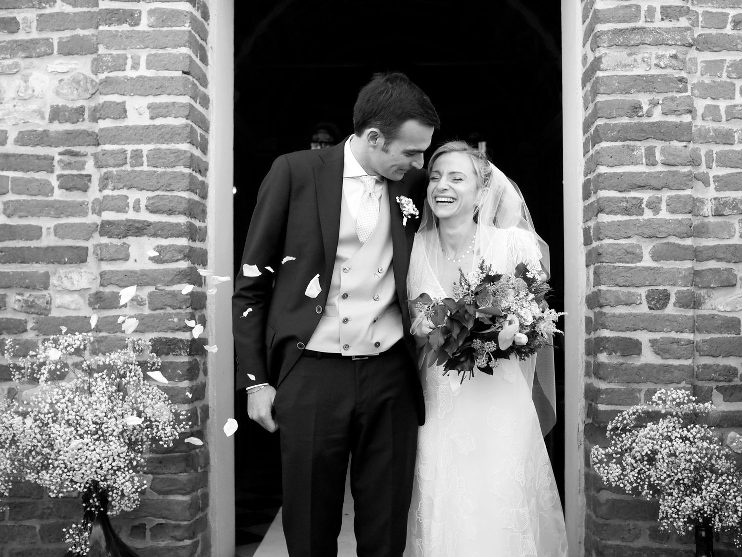 Uscrita degli sposi dalla chiesa con lancio di riso e petali, location per matrimoni Torre Fonello, in provincia di Piacenza.