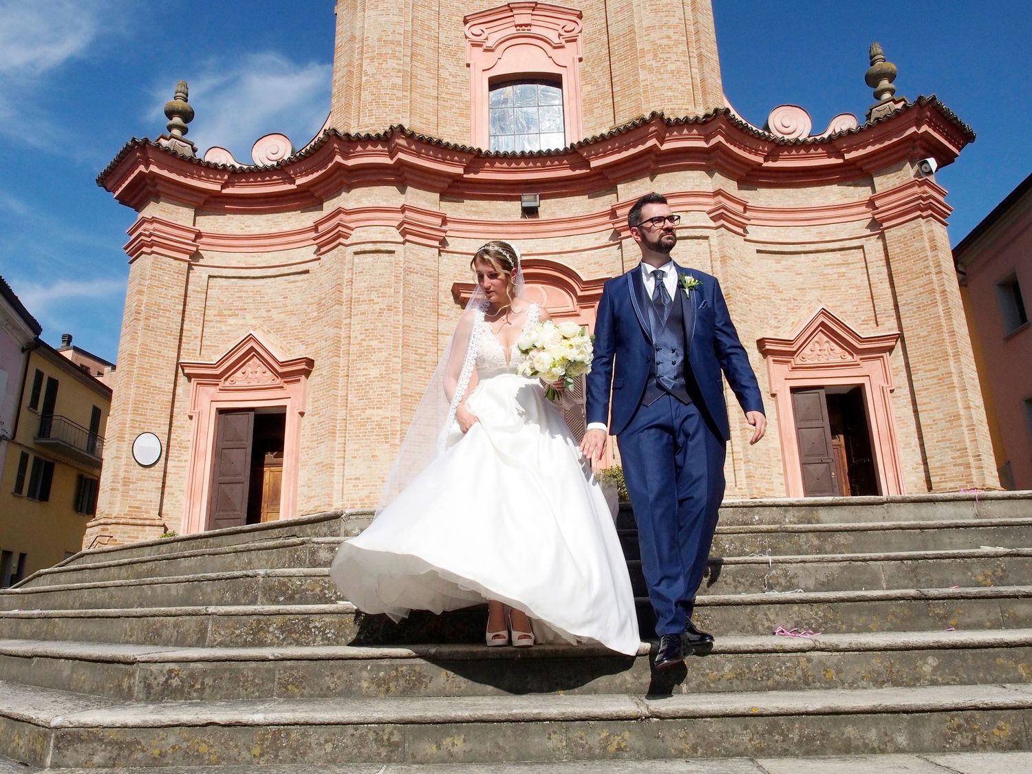 Uscita degli sposi dalla chiesa di Pianello Val Tidone in provincia di Piacenza, scendono dalla scalinata