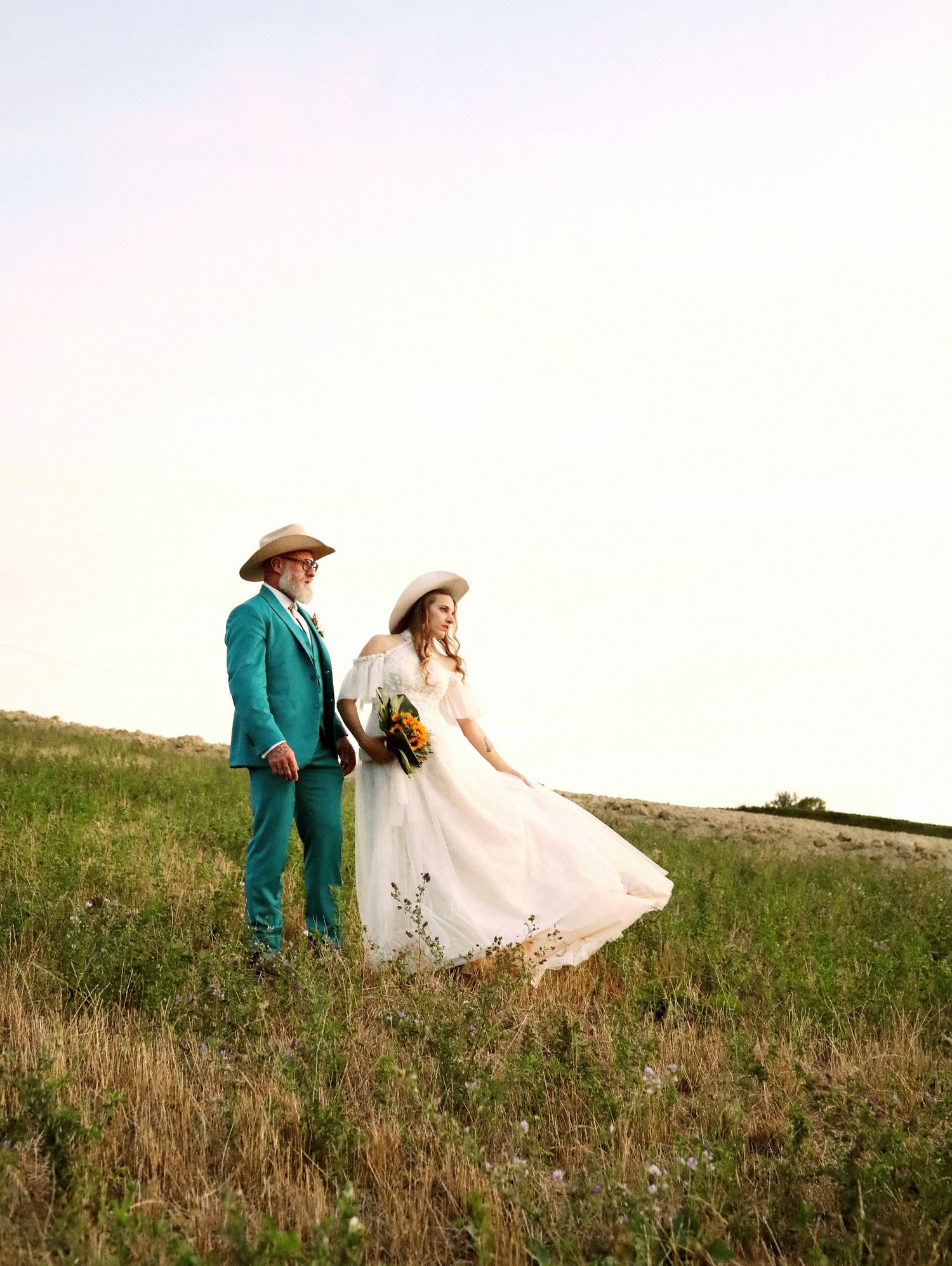 Sessione foto di coppia matrimonio country tramonto
