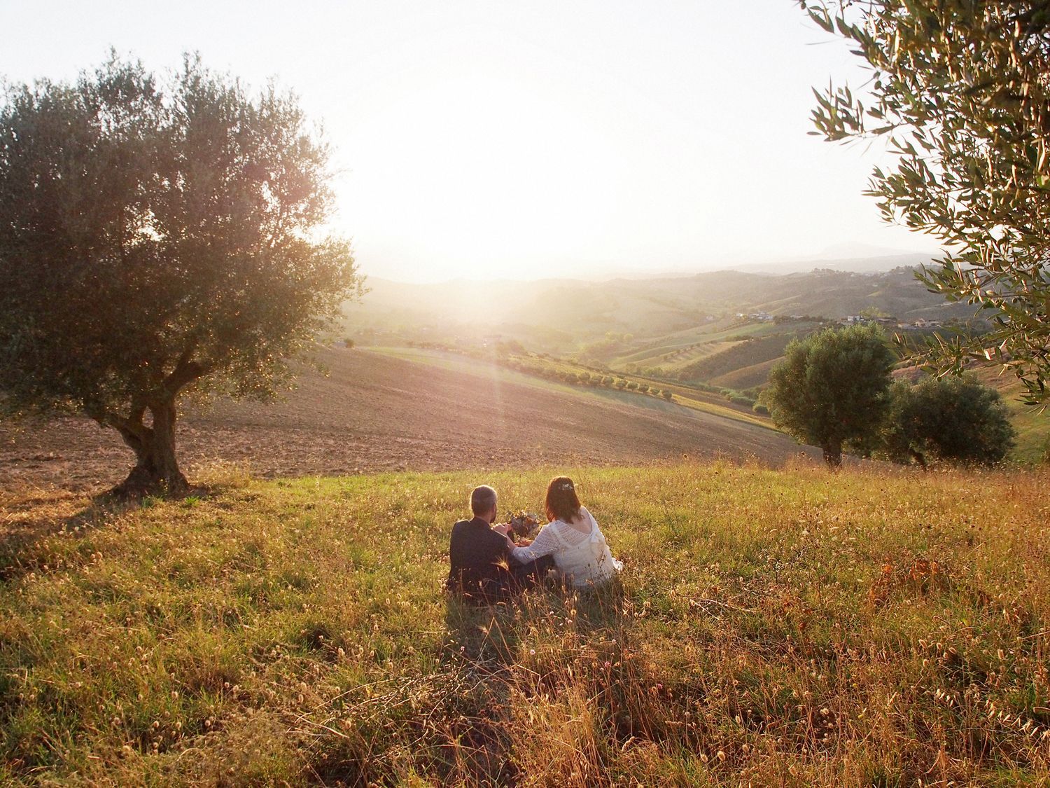 Sposi seduti al tramonto Castello di Luzzano, Piacenza