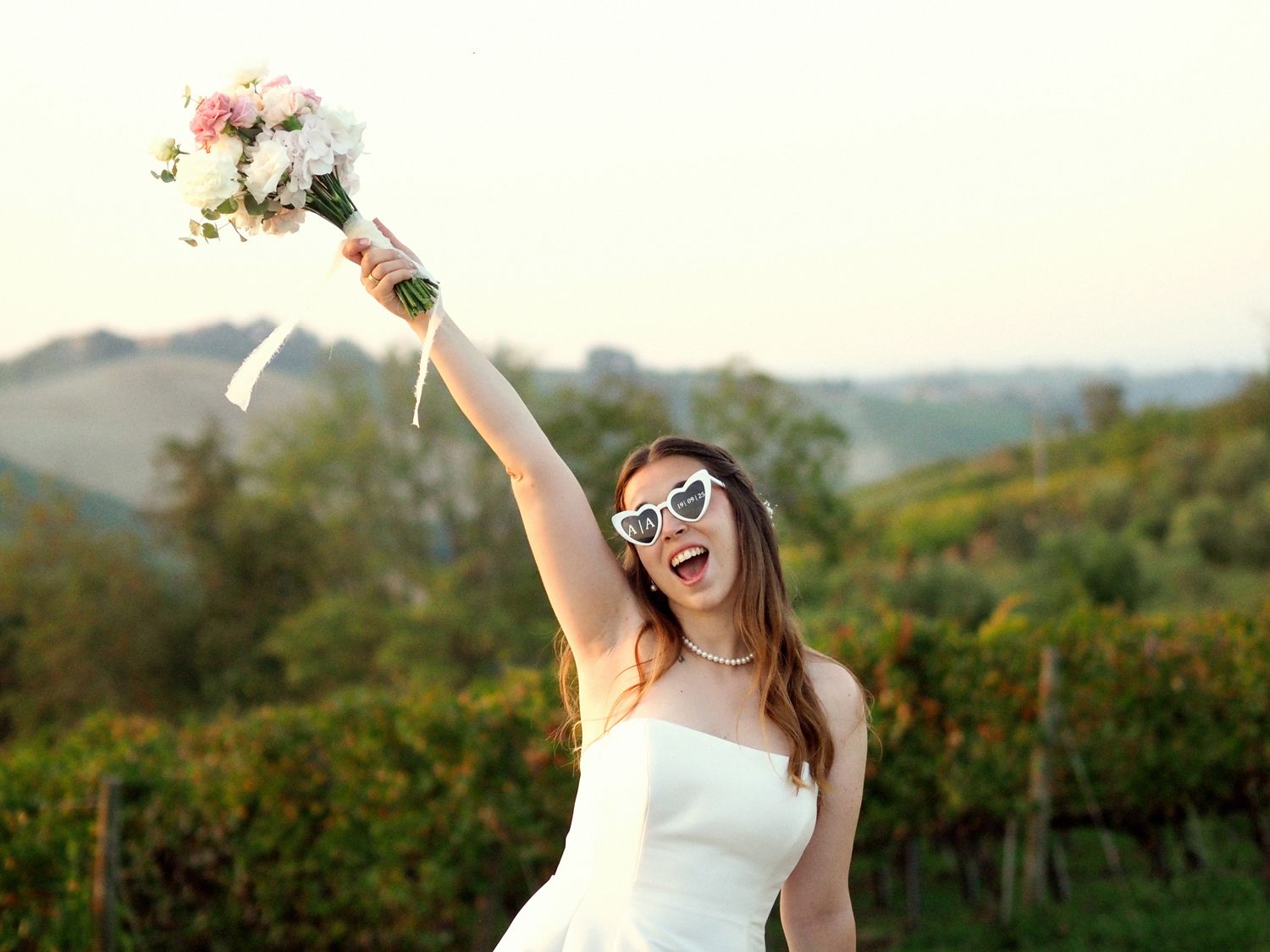 Sposa che ride con espressione naturale durante un matrimonio di Weddingtelling
