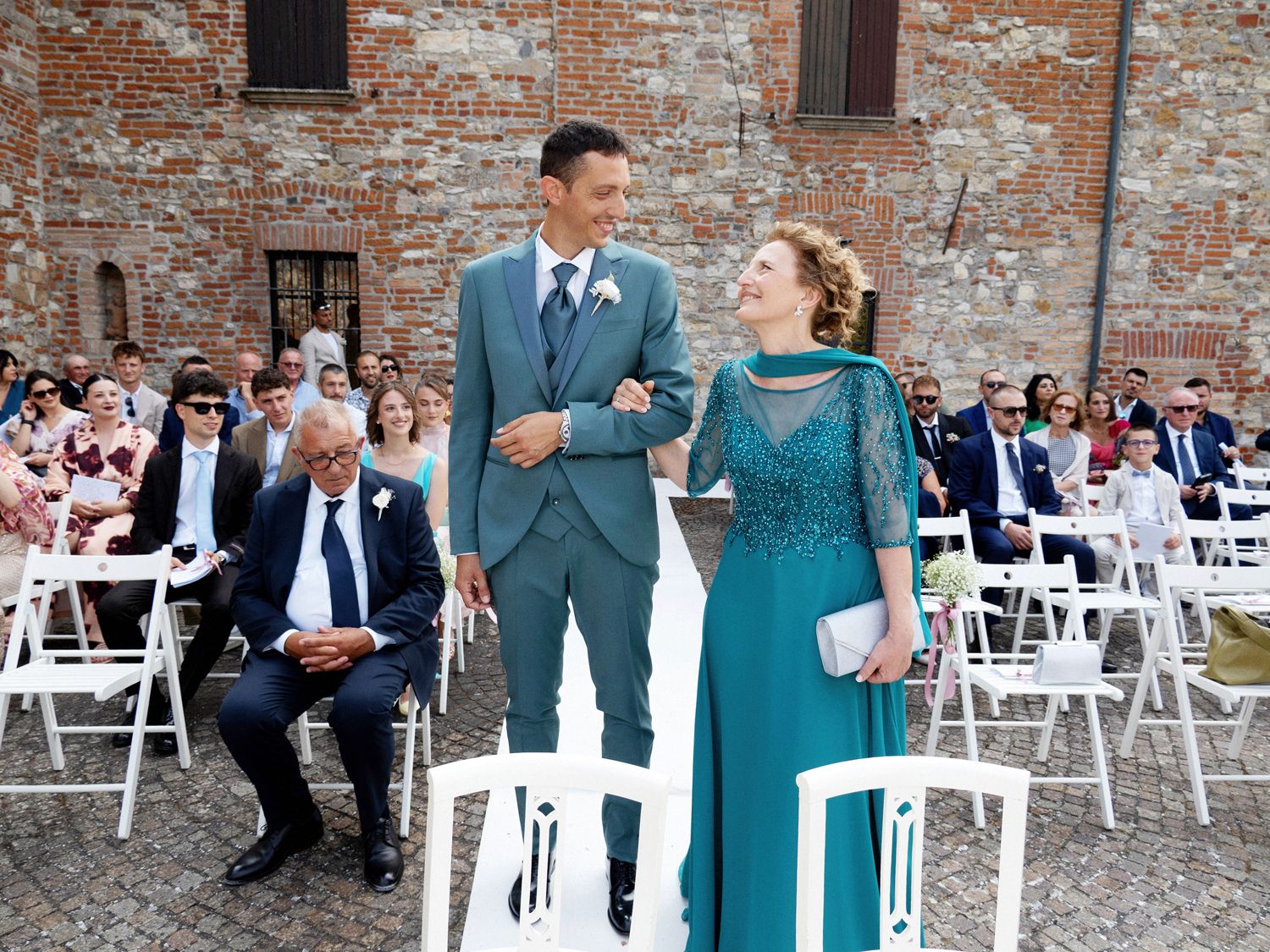 ingrrsso sposo con la mamma nel reportage di nozze naturale di Stefania Bosso in location Torre Fornello, Piacenza.