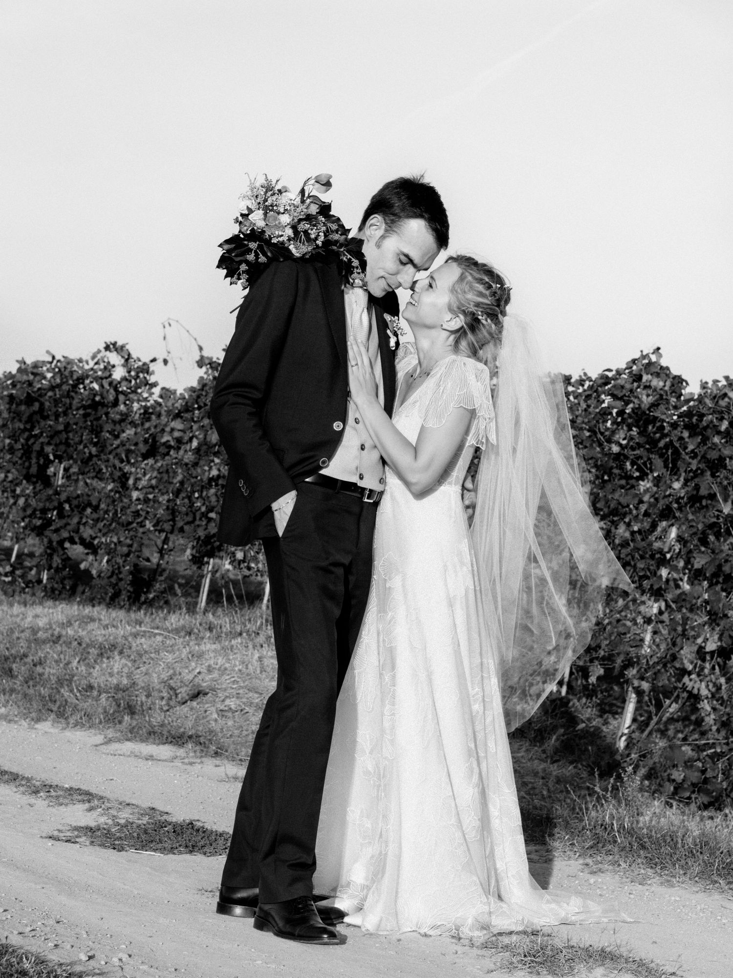 Ritratto degli sposi in bianco e nero in provincia di Piacenza, immortalato da Stefania Bosso / Weddingtelling